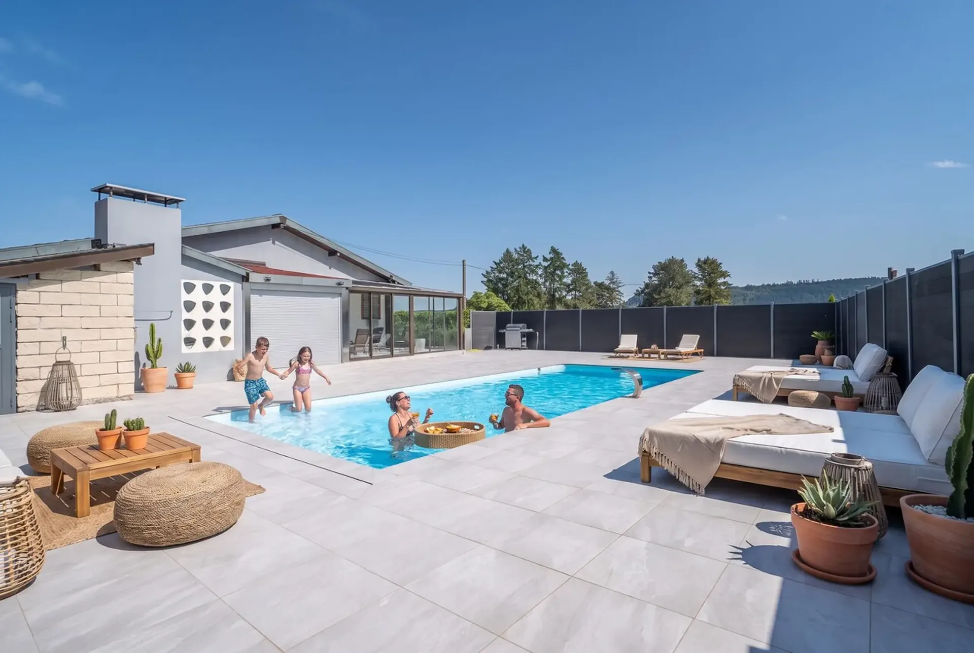 Family property with pool and beautiful spaces to renovate