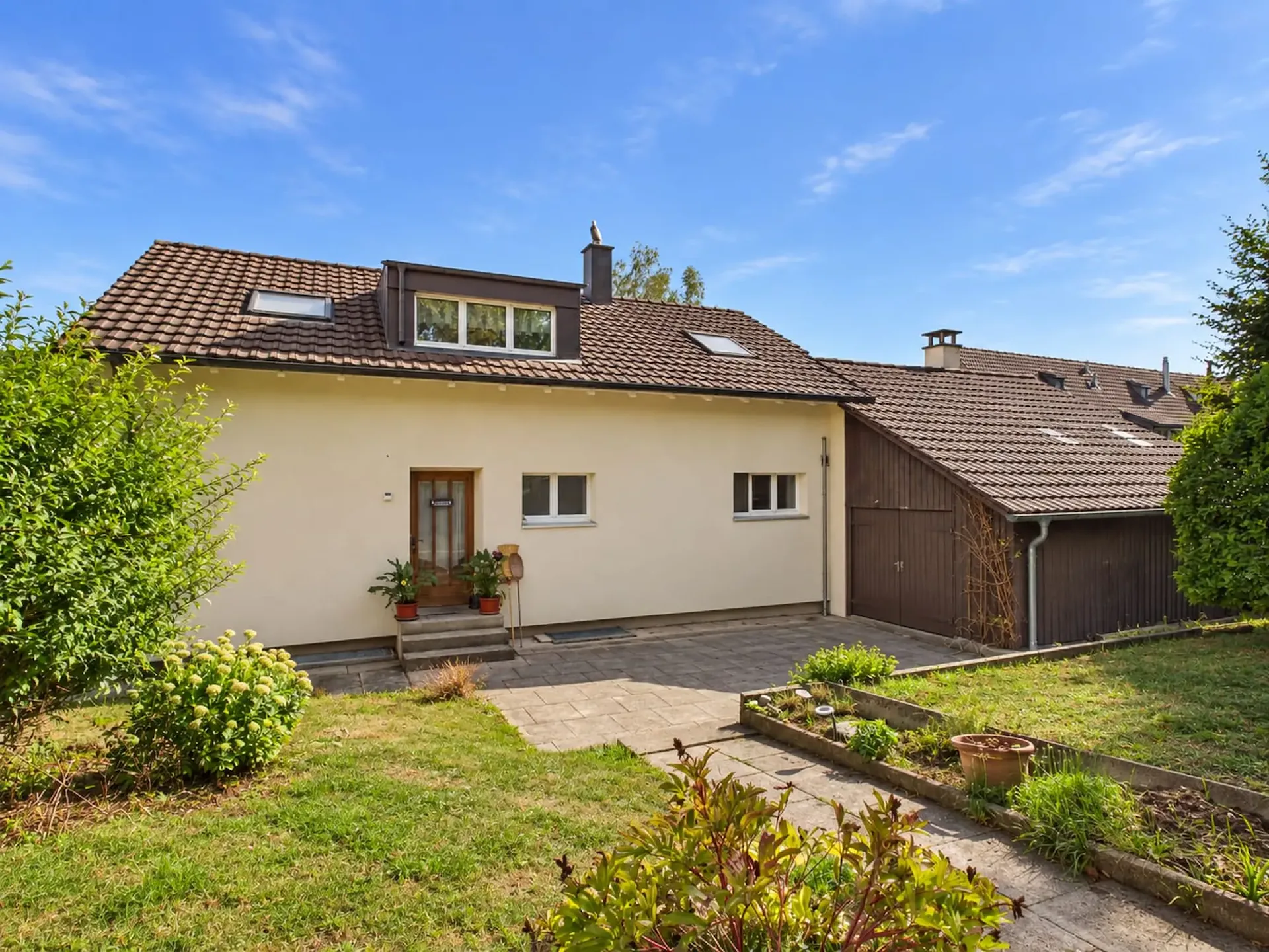 Maison unifamiliale de 6 pièces avec un terrain de 1712m² et un grand potentiel de développement