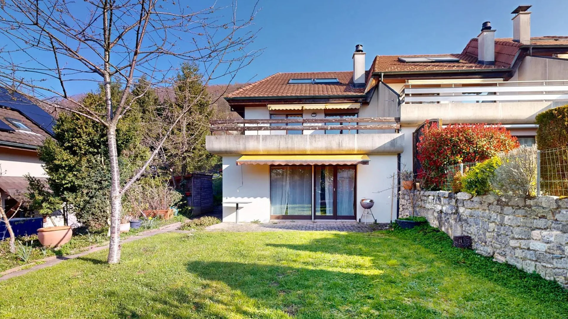 Familienfreundliches 5.5-Zimmer-Reiheneckhaus mit Einstellhallenplatz