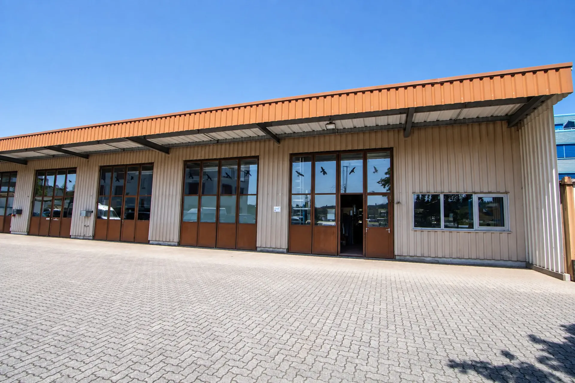 Commercial box and garages with spacious plot in attractive location