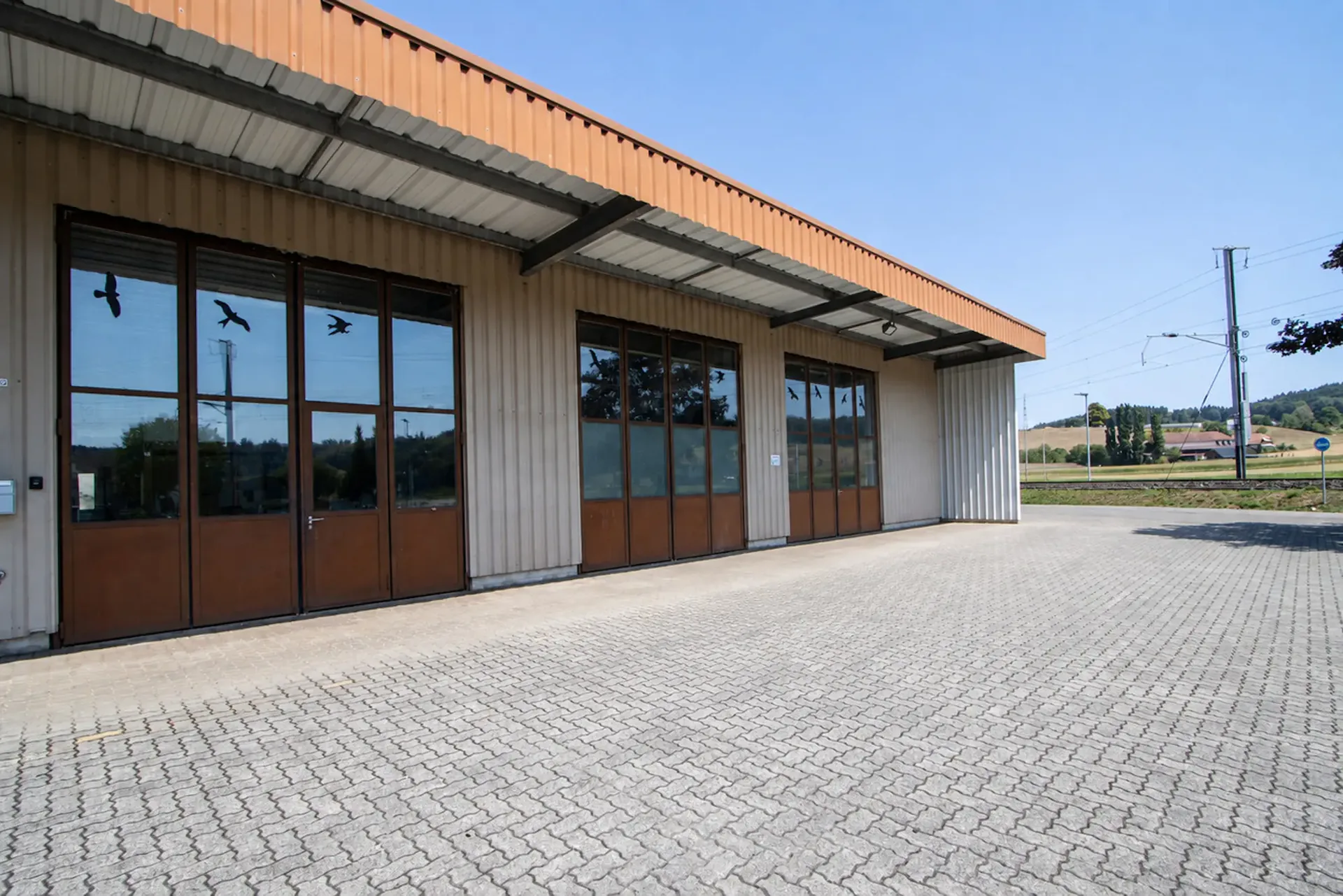 Commercial box for sale in attractive location
