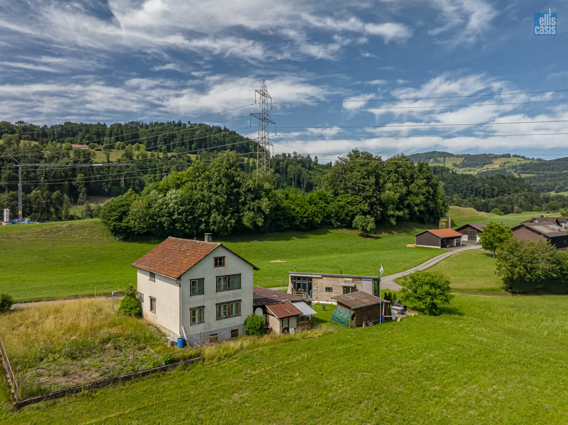 Maison d'habitation nécessitant une rénovation avec une grande réserve d'utilisation ou construction