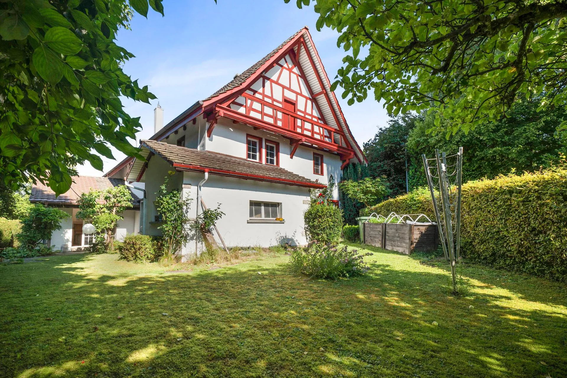 EXCLUSIVE COUNTRY HOUSE WITH HISTORY  – IDEAL FOR MULTIGENERATIONAL LIVING  IN STEINMAUR