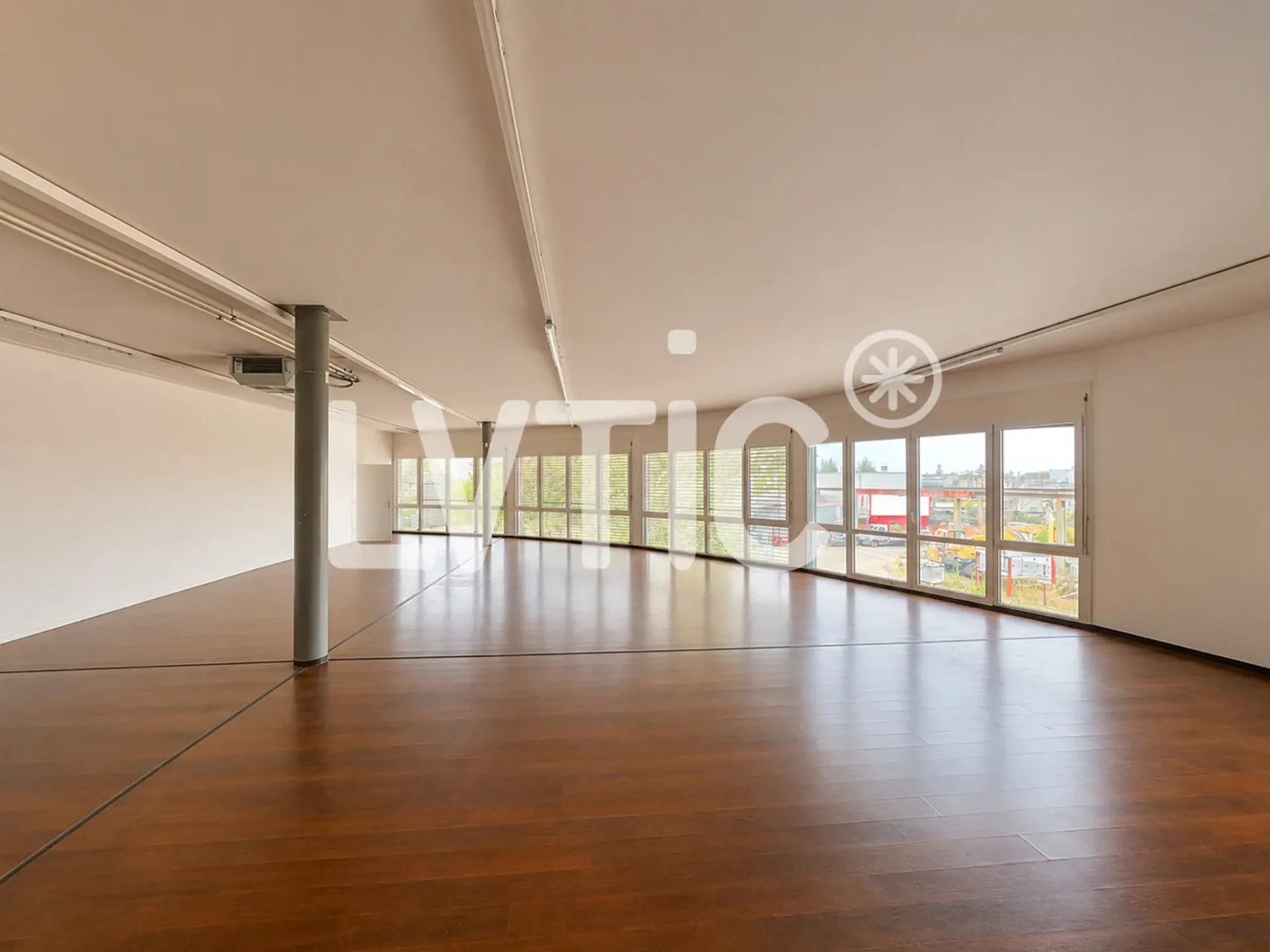 Offices, premises, workshop of 336 m2 for rent in Villeneuve