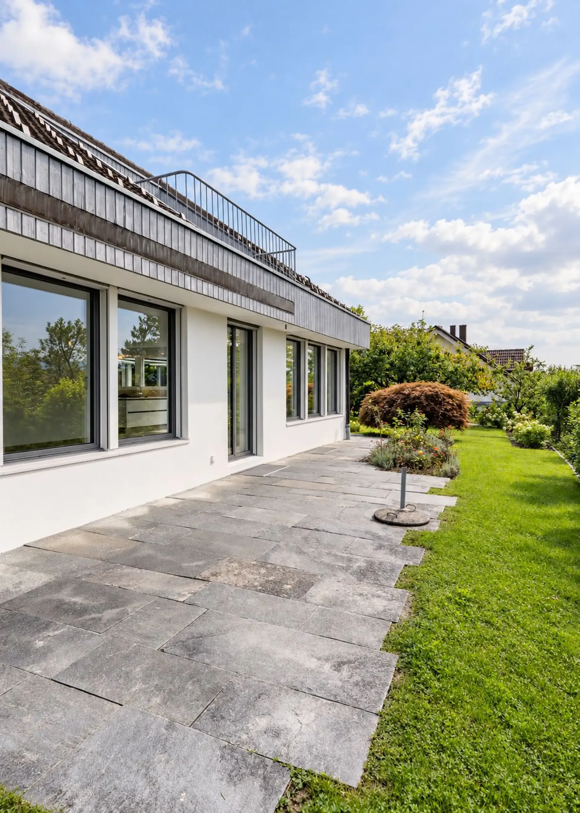 Exclusive residential area - Magnificent lake view - Plenty of privacy