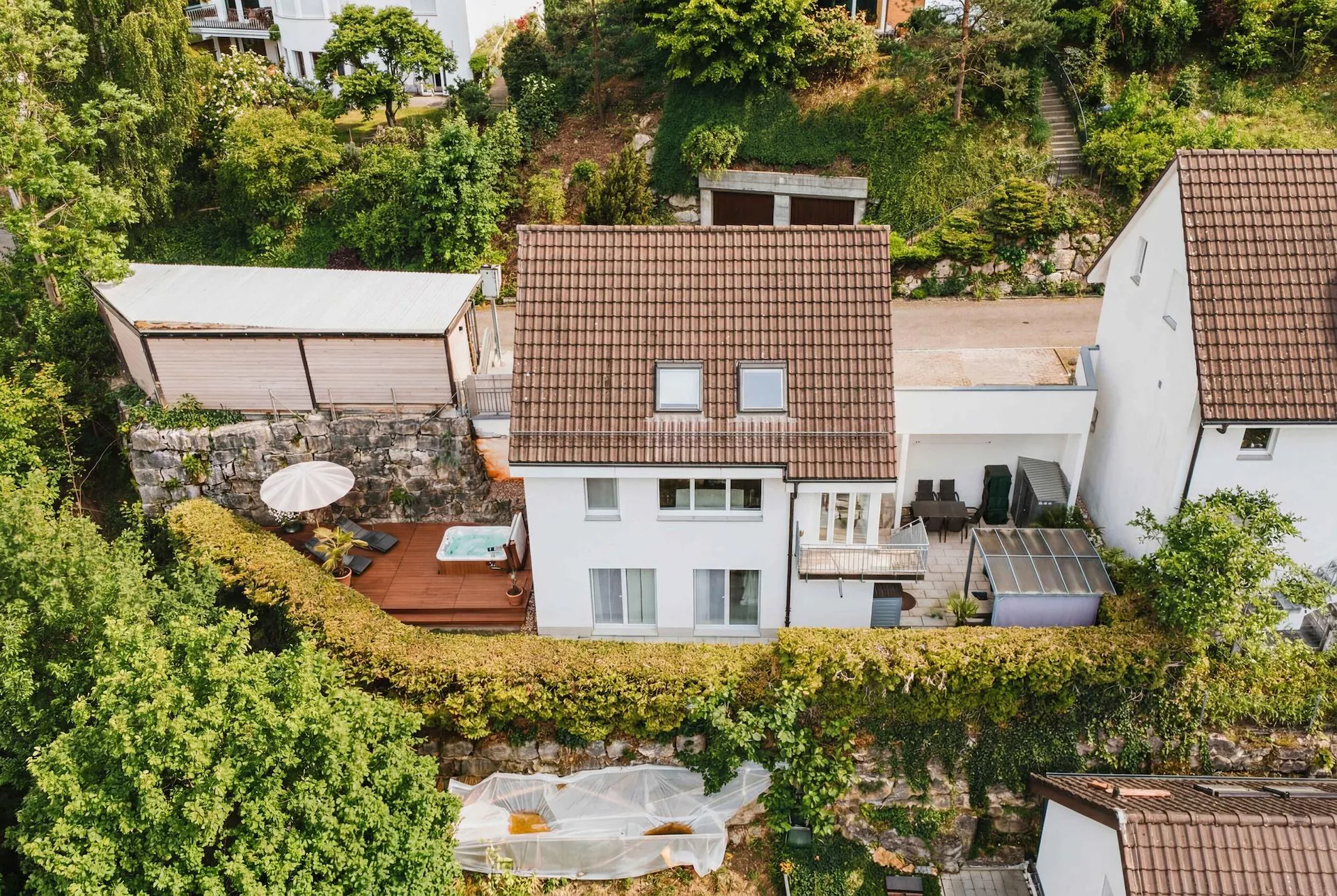 DETACHED ON A SLOPE - 5.5 ROOM DETACHED HOUSE