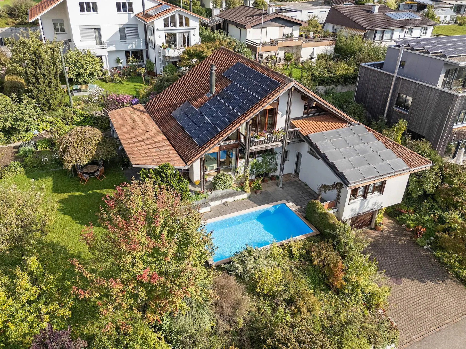ECO-LIVING WITH A VIEW: A FAMILY HOME WITH A PV SYSTEM AND A TOP PANORAMIC LOCATION