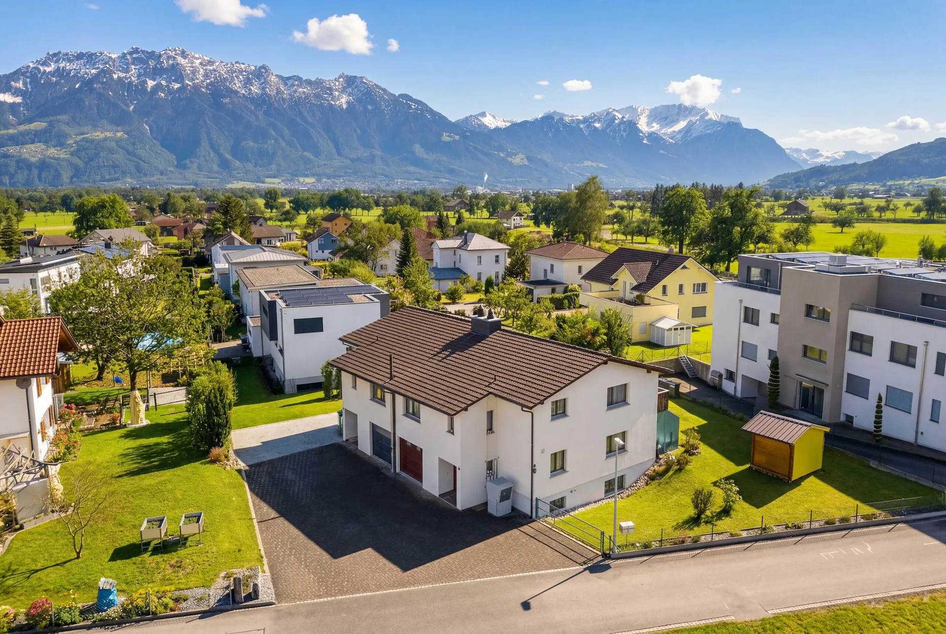 5.5-ROOM DOUBLE FAMILY HOUSE WITH MOUNTAIN VIEW AND POTENTIAL