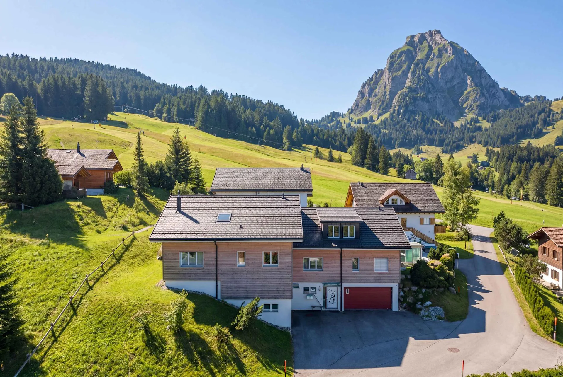 UN LOGEMENT ÉLÉGANT DANS L'ALPTHAL : MAISON JUMELÉE ENSOLEILLÉE DE 5,5 PIÈCES