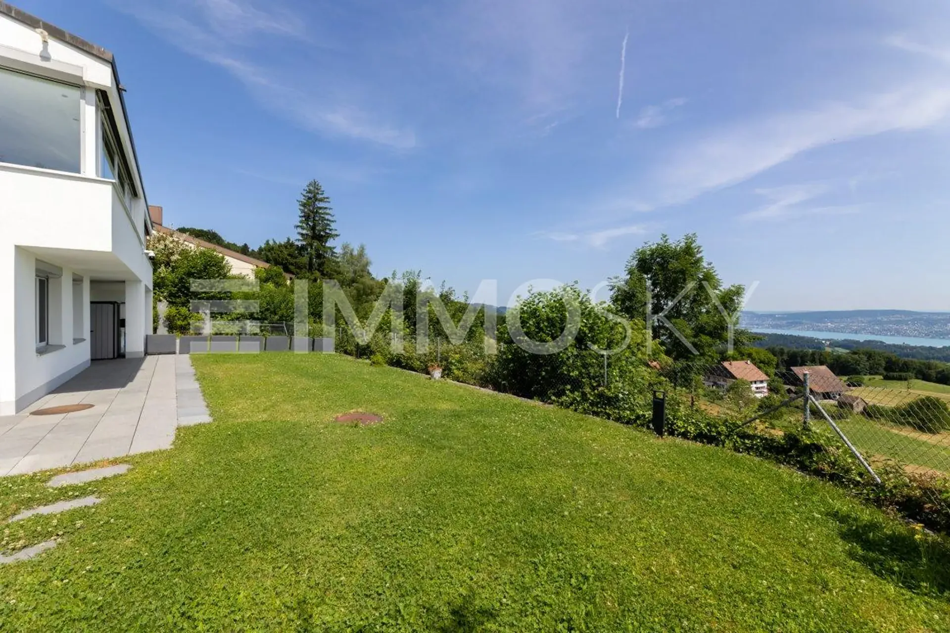 Abitazione esclusiva con vista panoramica tra cielo e acqua