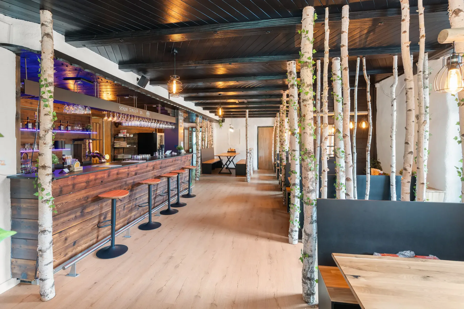 Ristorante con bar e bowling in attesa di una nuova vita