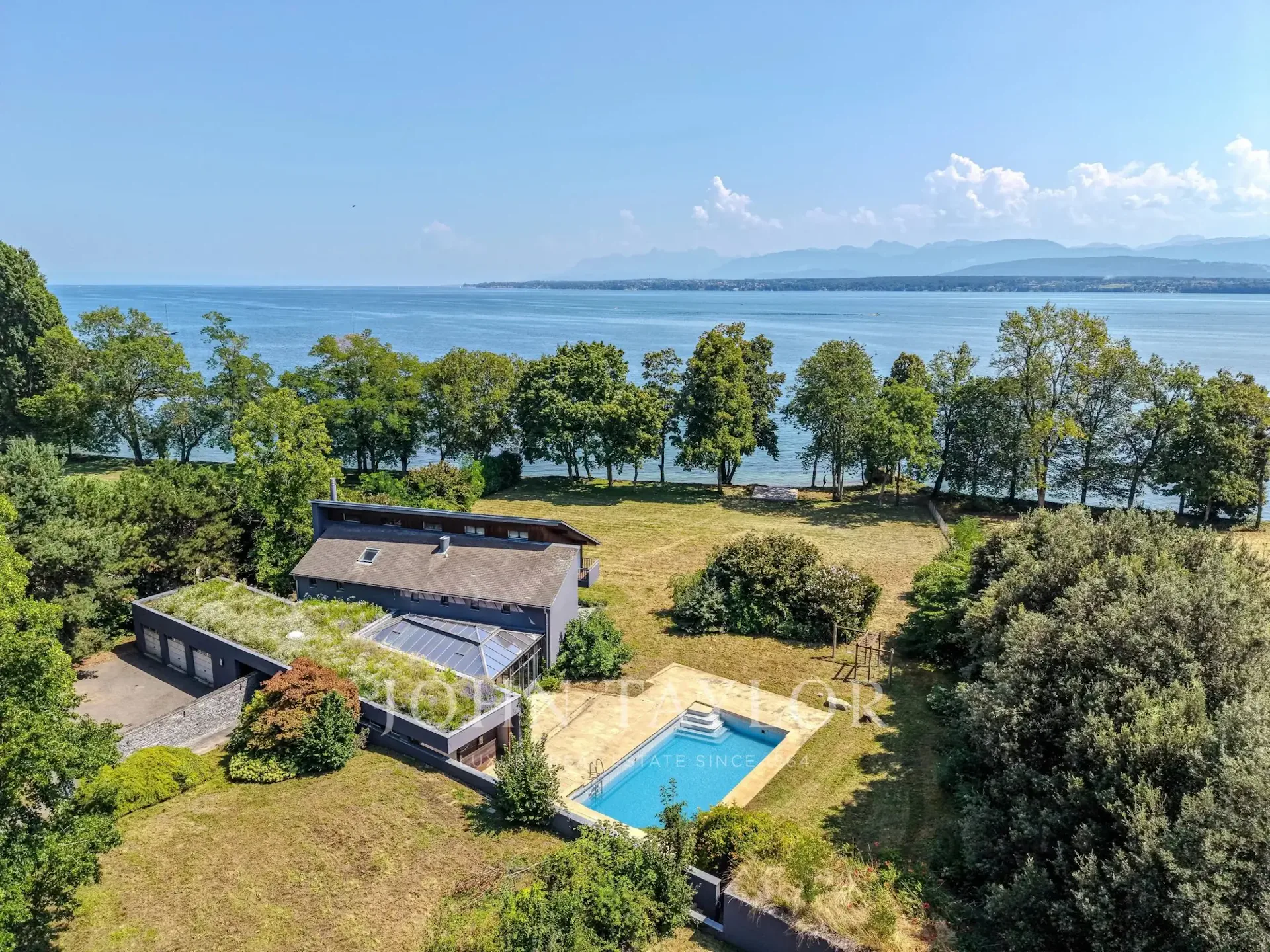 Plot of 7'585m2 located by the water