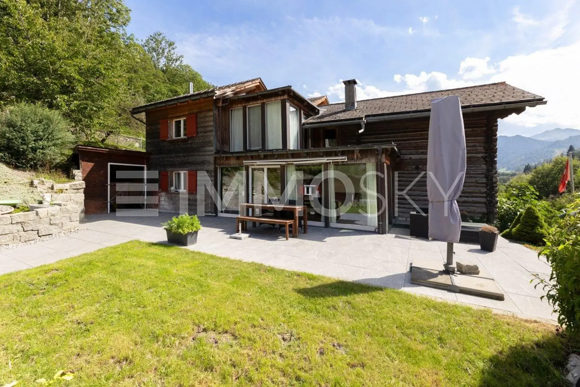 Vue sur la montagne, idylle de jardin et une maison avec du caractère