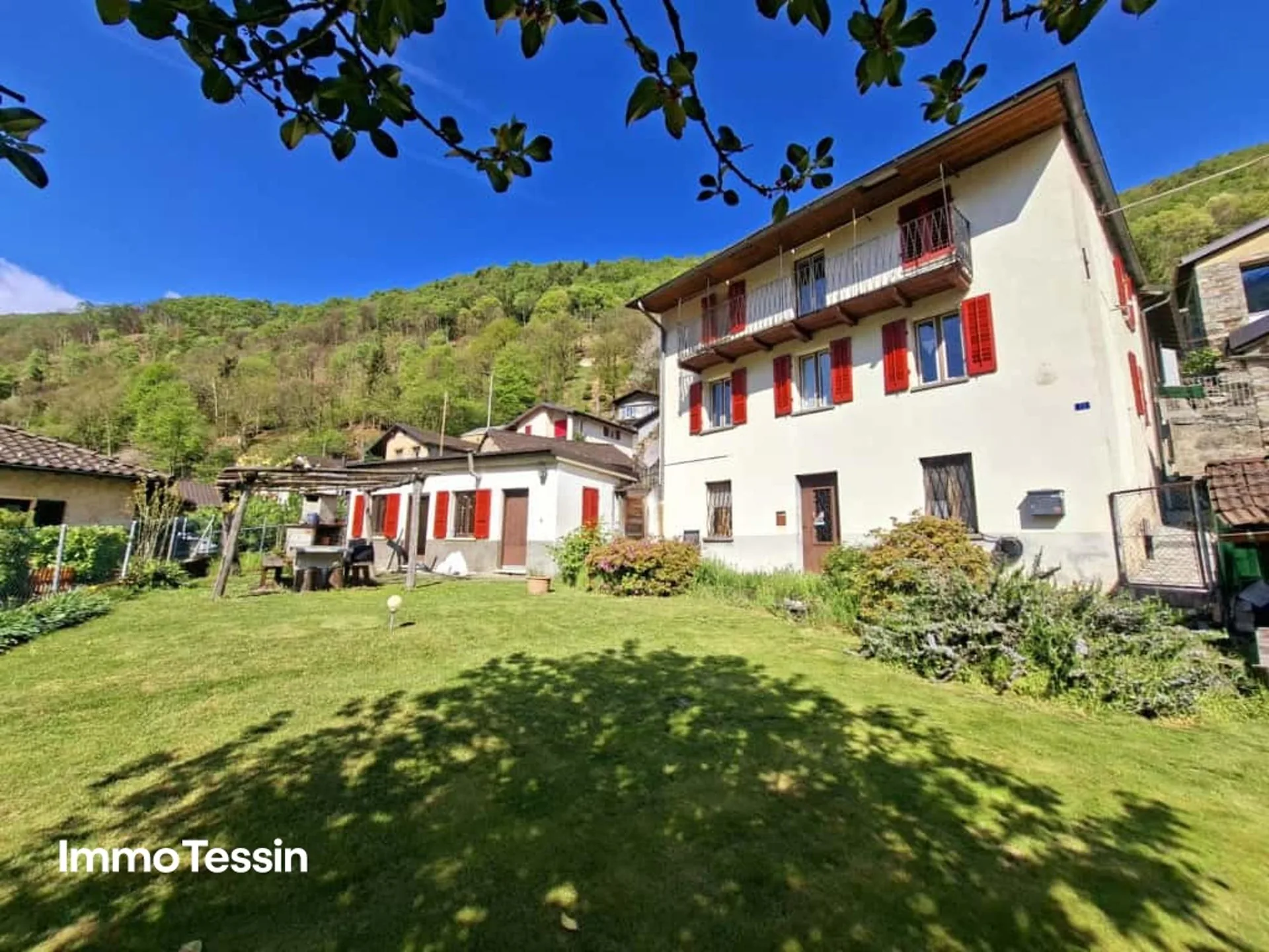 Charmantes Tessiner Haus mit grossem Garten, Grottino & Panoramablick in die Tessiner Bergwelt
