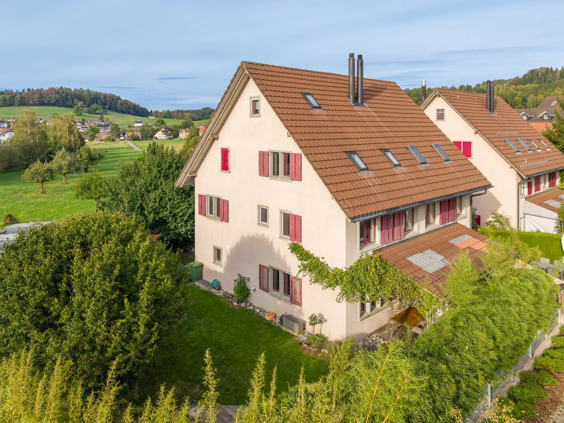 Half-Detached House with Beautiful Garden and Plenty of Space