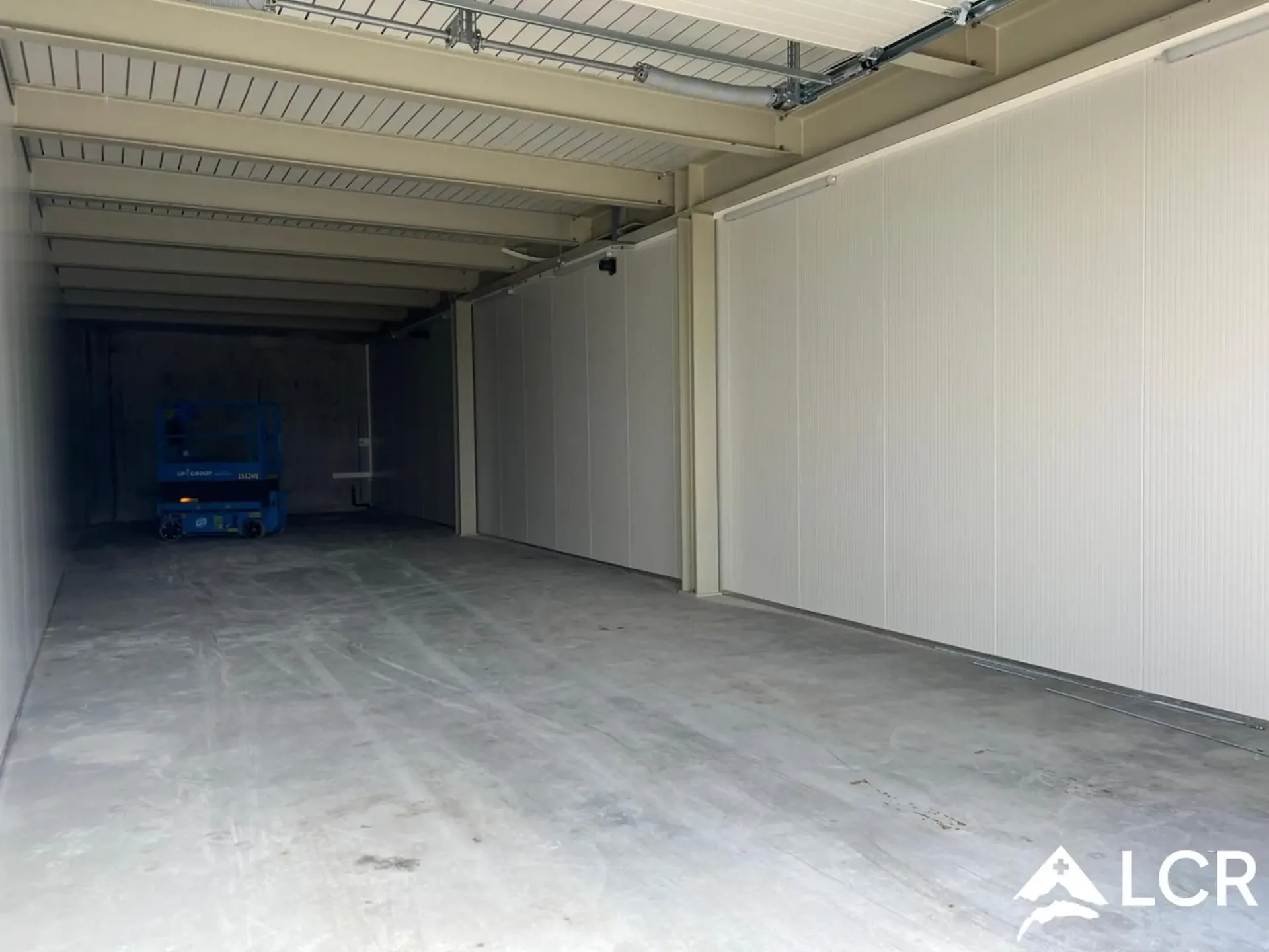 Neufs et grands locaux artisanaux et industriels
