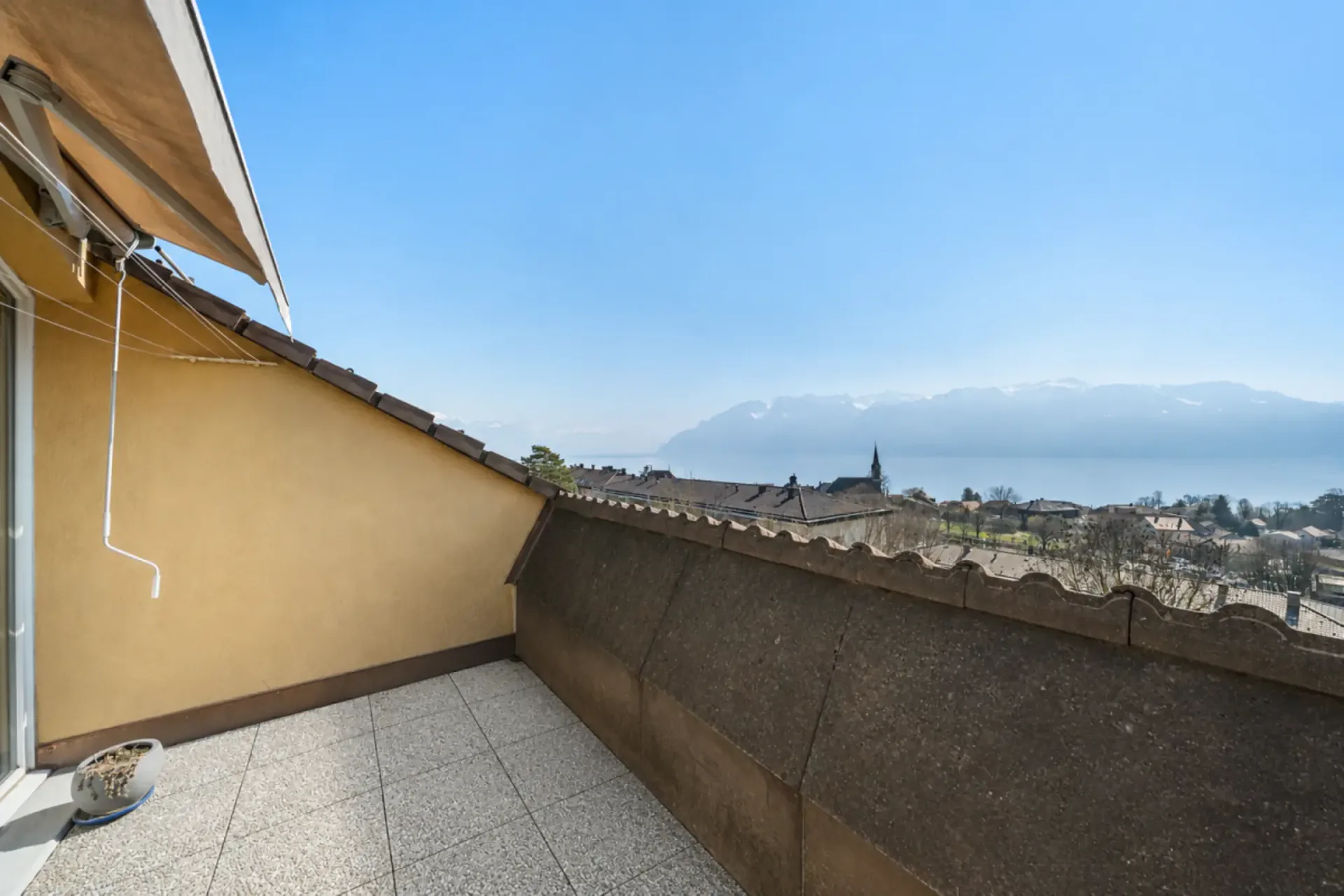 Apartment with 3.5 rooms and a magnificent view of the lake and the mountains!