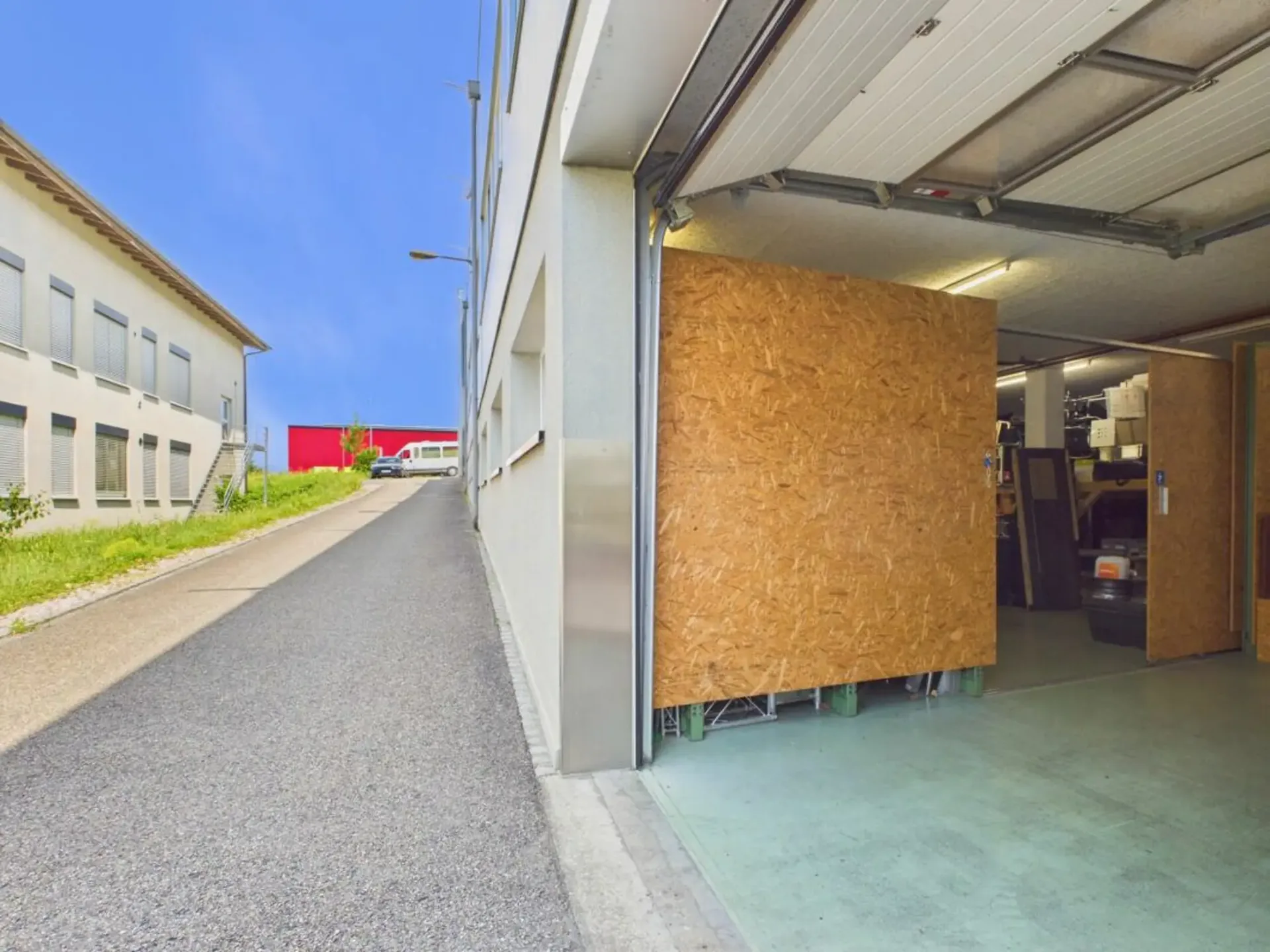 Attraktive Gewerbefläche mit Nasszone und Parkplatz / Strom & Wasser inklusive