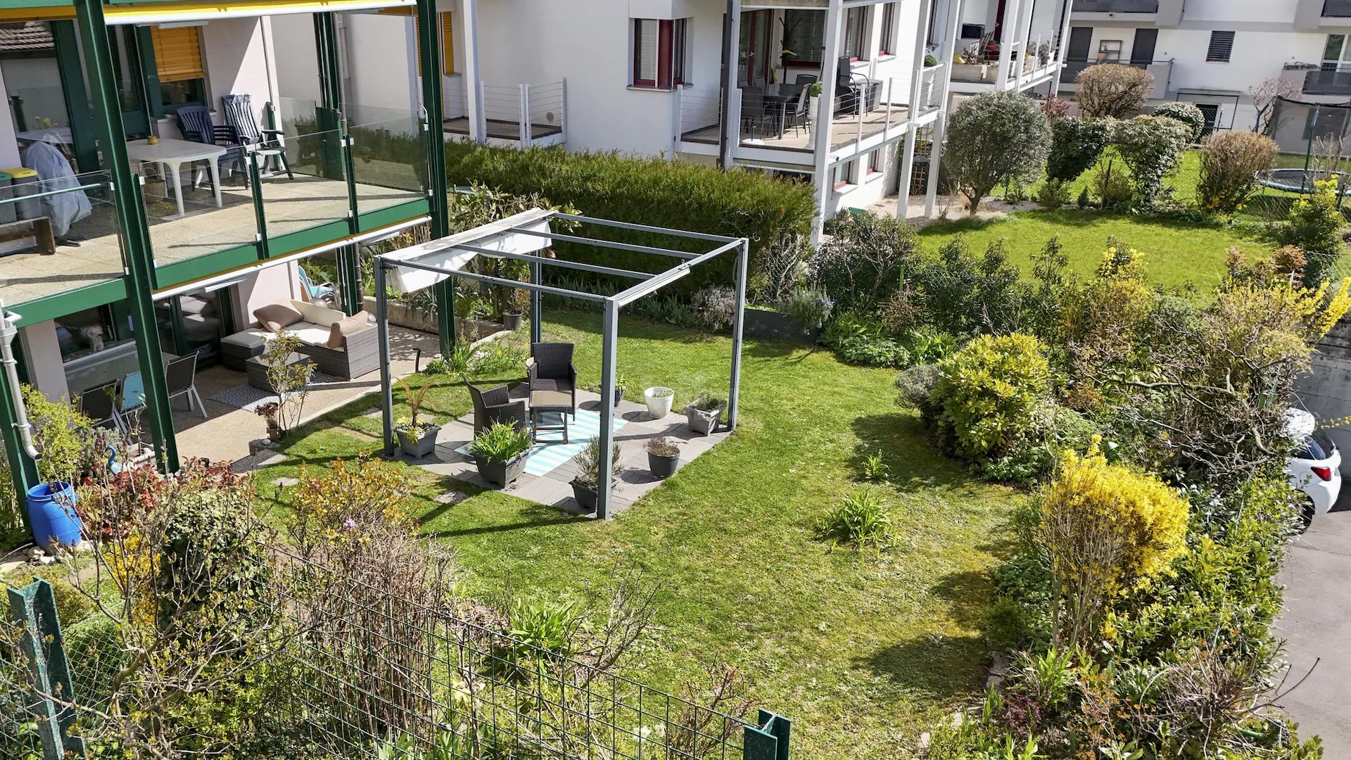 Charming duplex with garden and view of lake and mountains