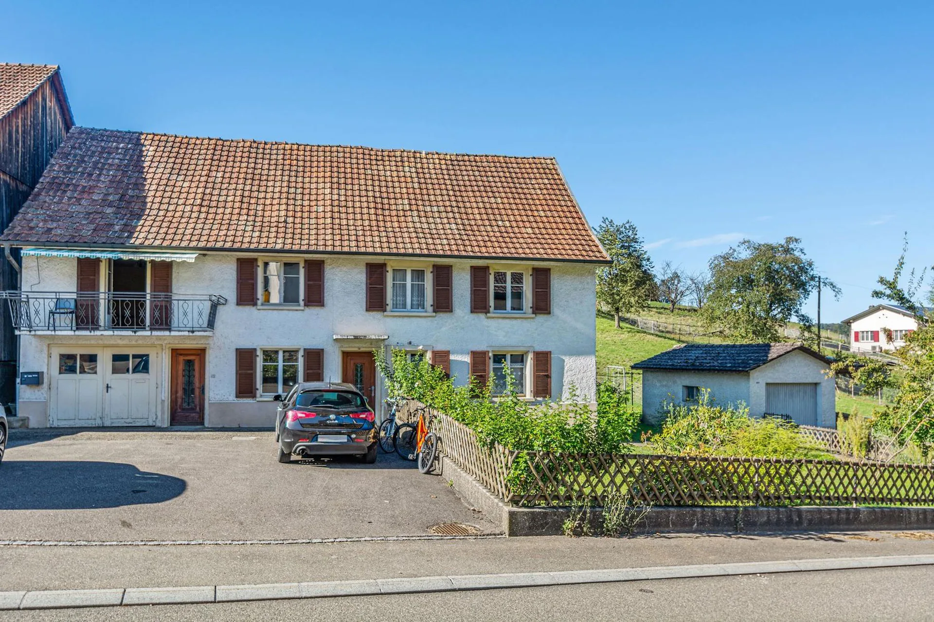 Large house with 2 apartments in Courtemaîche