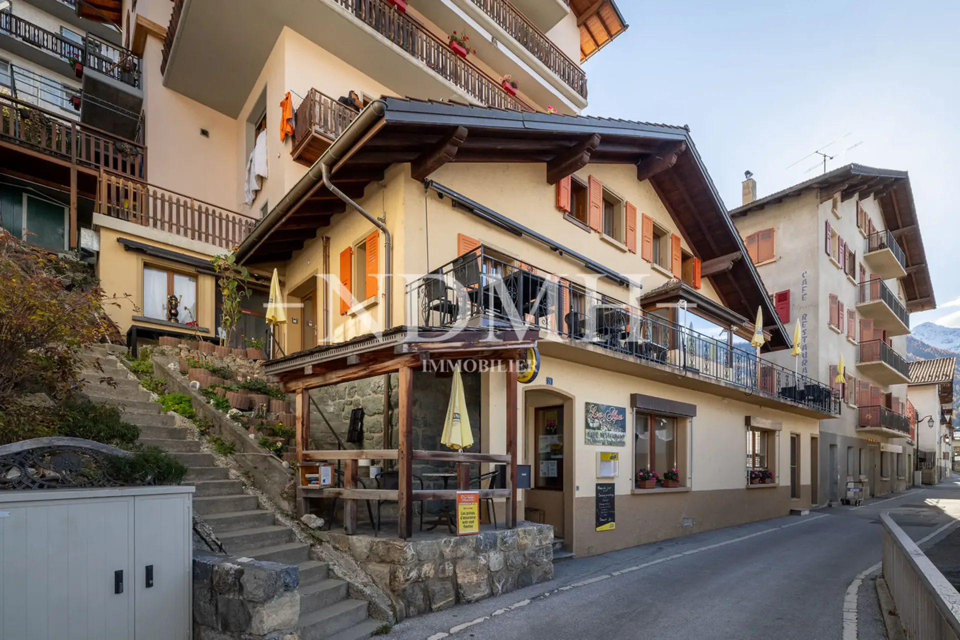 In the heart of the village - Duplex apartment with restaurant