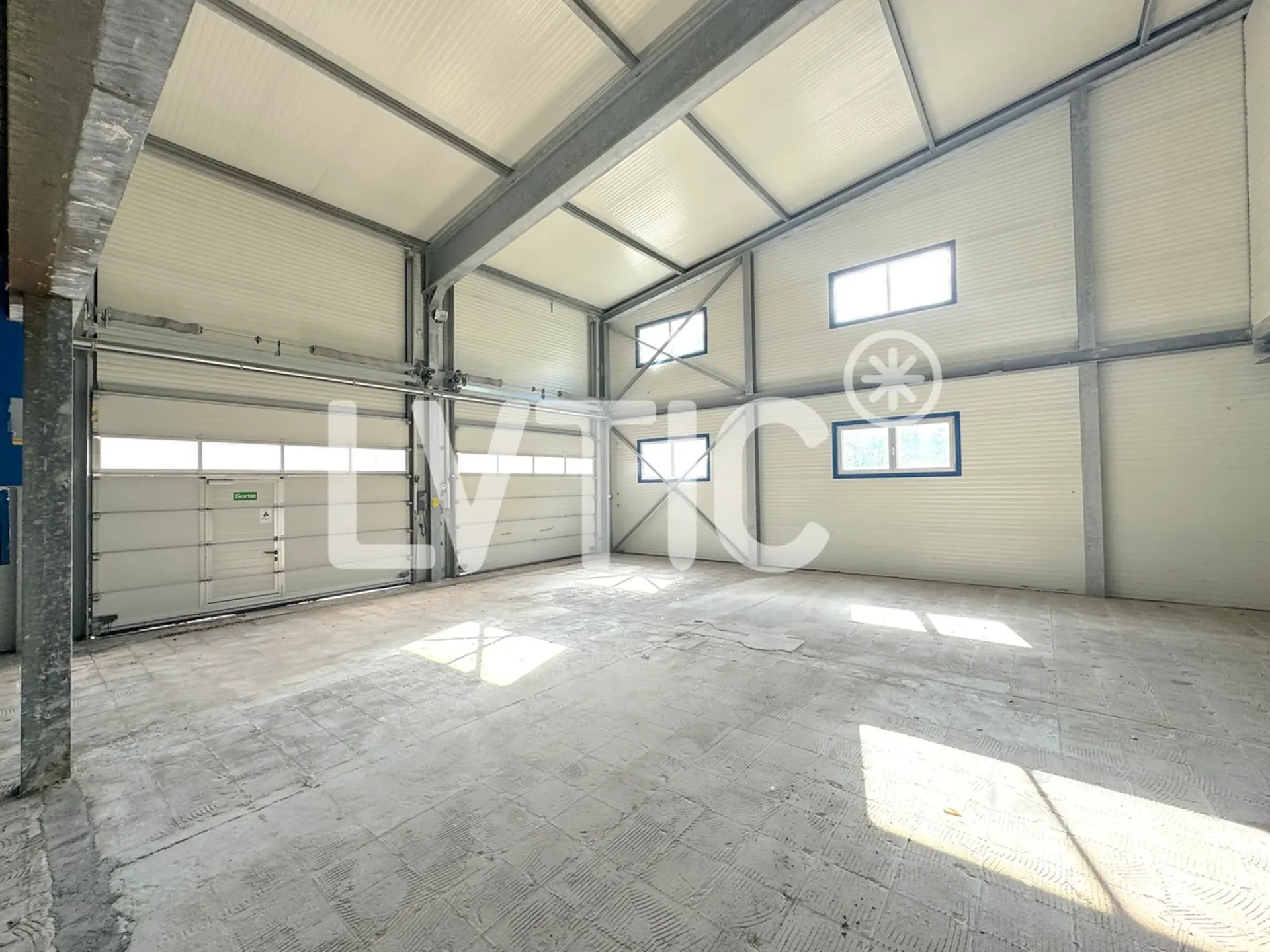 Halle von 2200 m2 auf einem Grundstück von 3000 m2 in Sierre zu verkaufen
