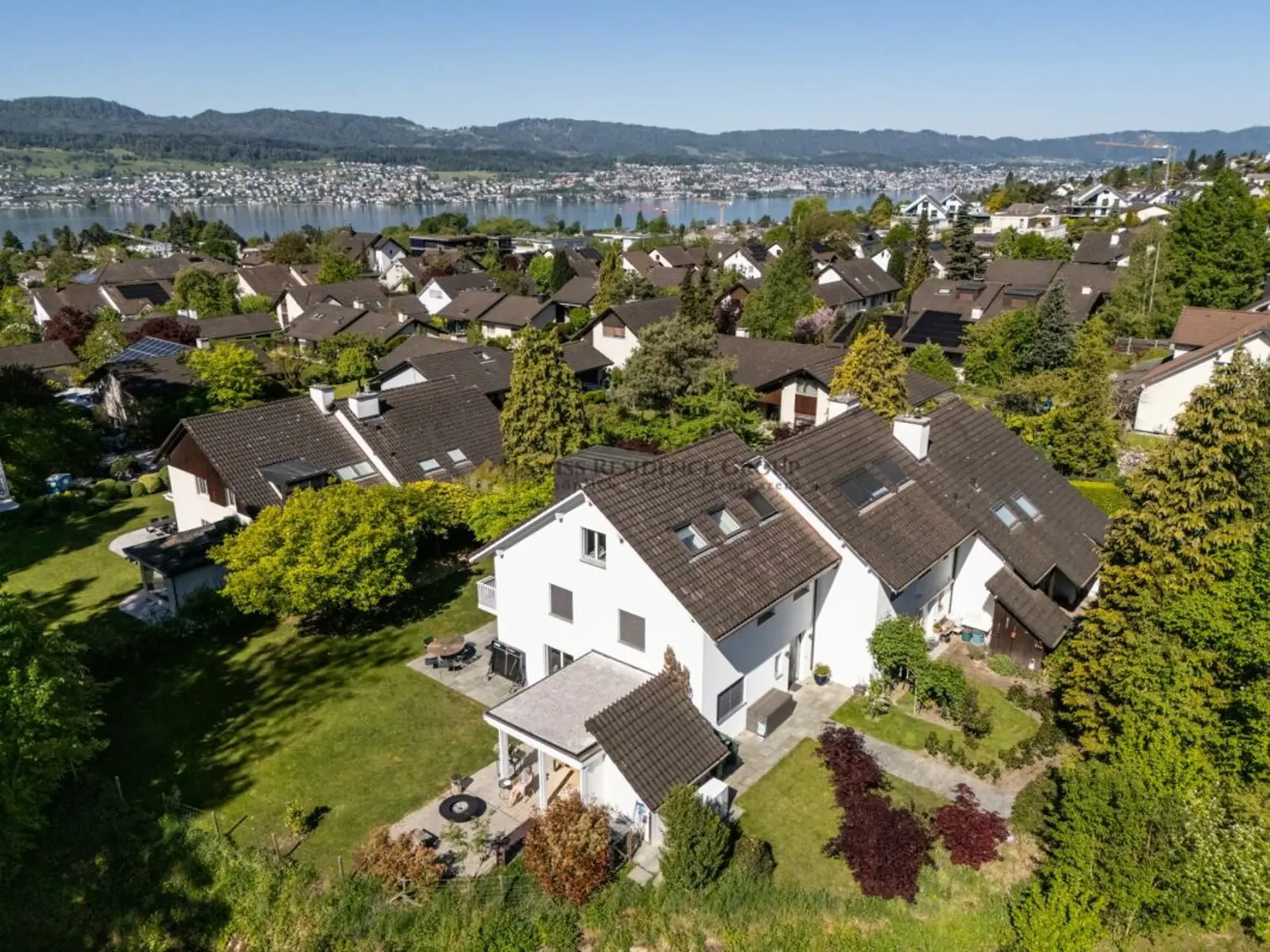 Sonniger Wohntraum an der Goldküste - grosszügiges 5.5-Zimmer-Reihenhaus am Waldrand
