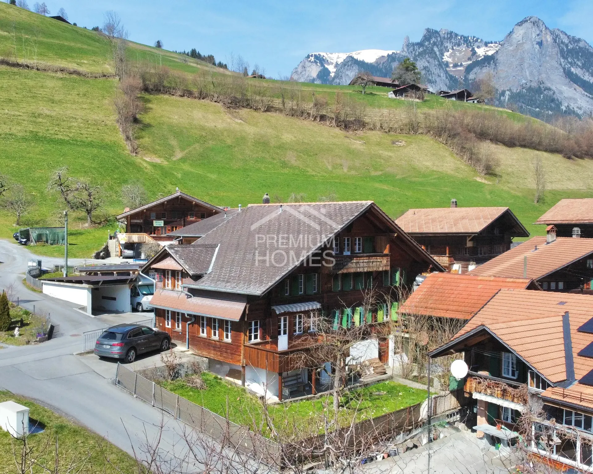 Multi-family house with three apartments - rented and versatile
