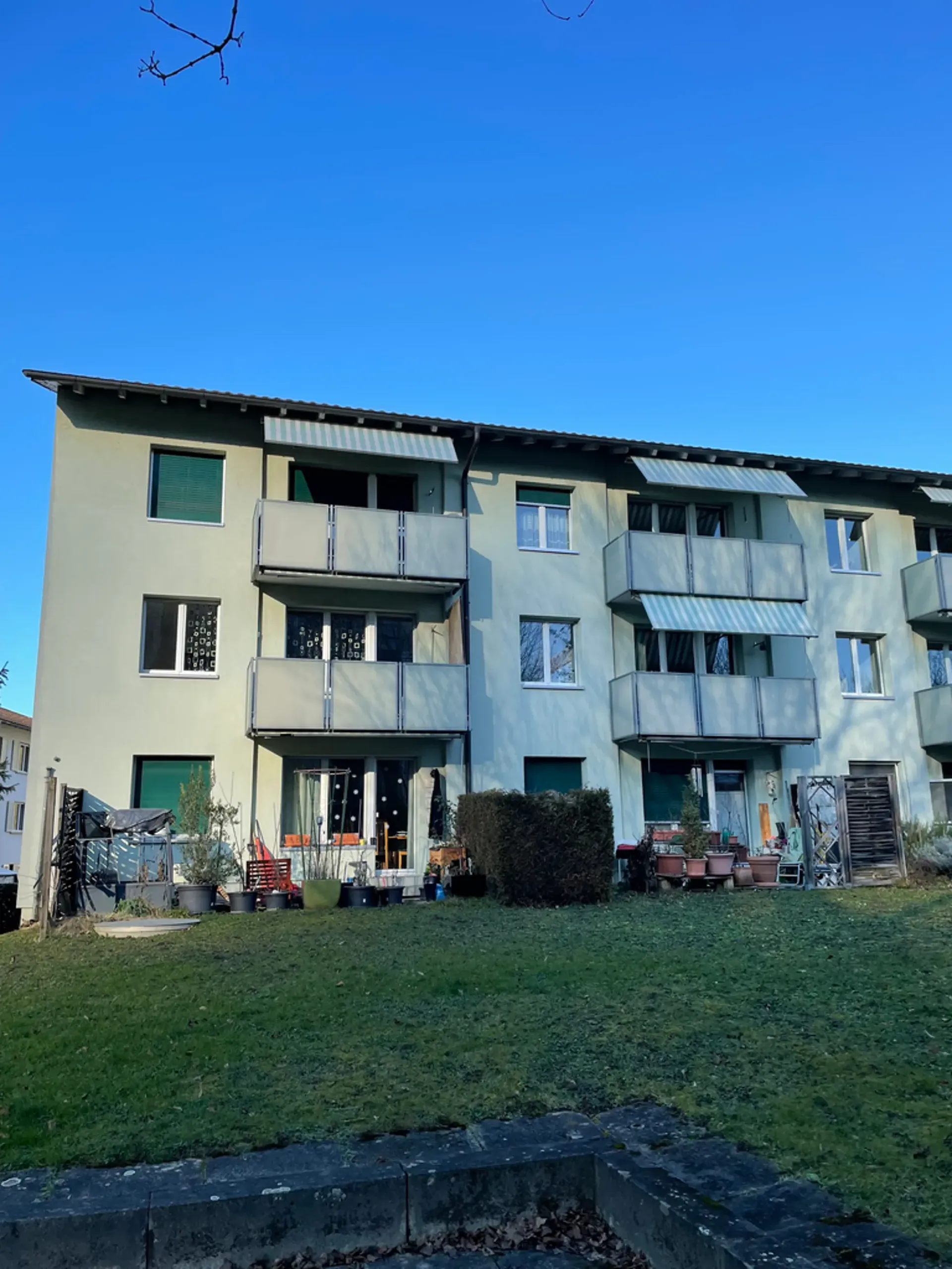 Bello appartamento di 3 camere con balcone in una zona tranquilla