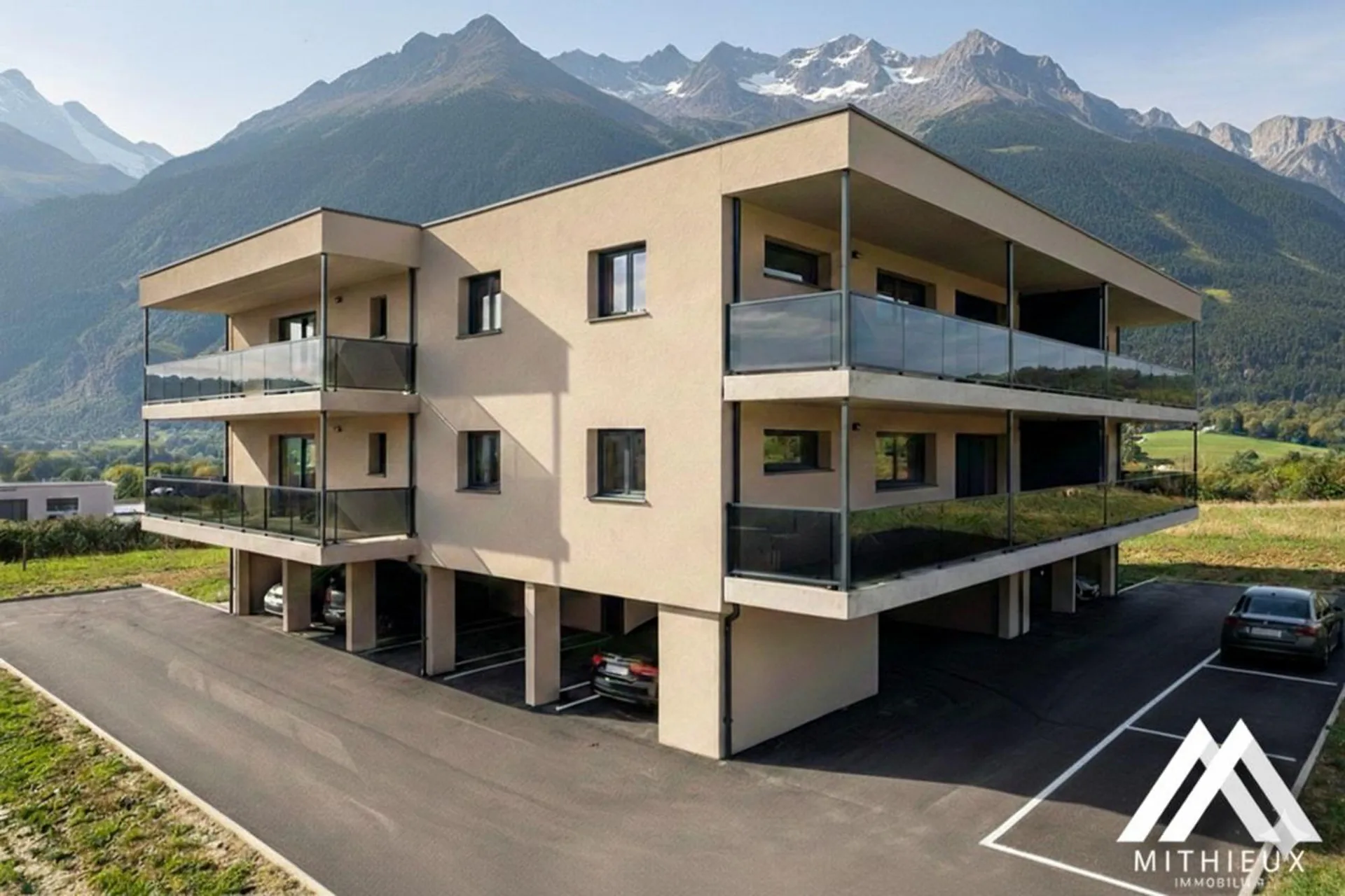 4.5 rooms of high standard to finish according to your tastes + 2 parking spaces!