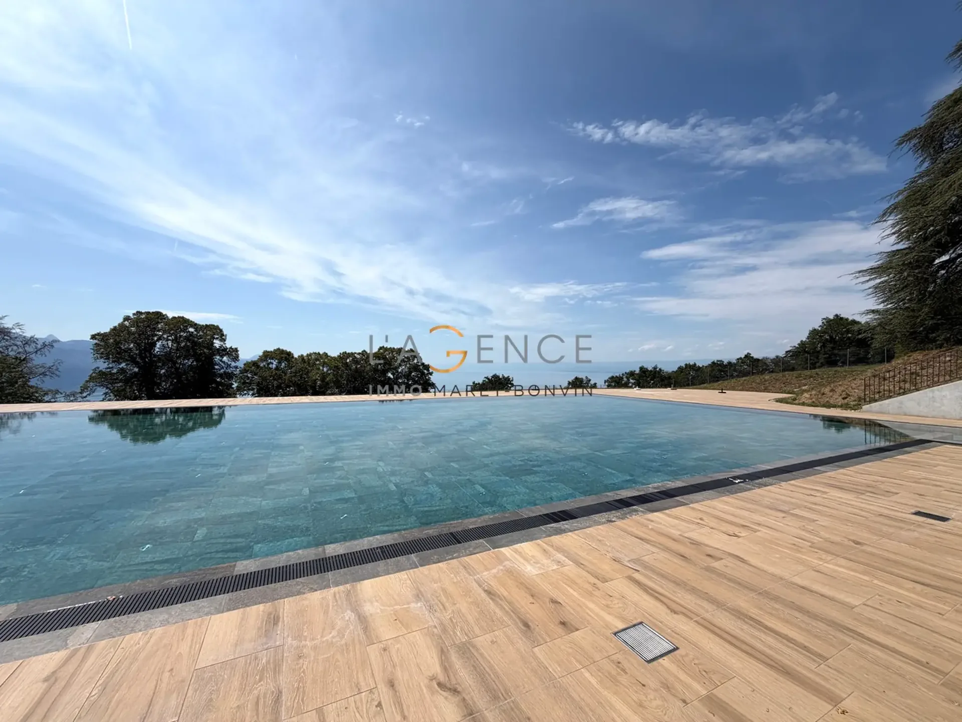 Apartment 3.5 rooms with large balcony, pool and lake view