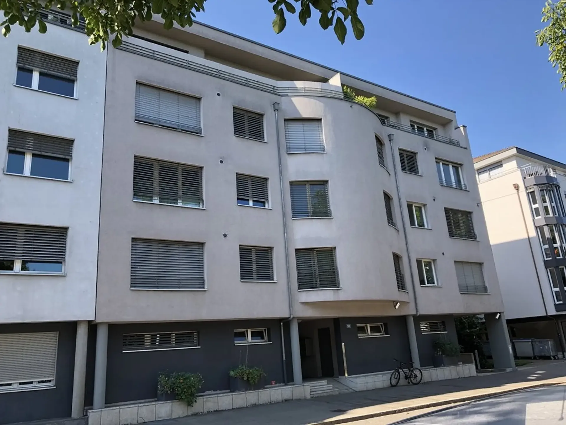 Place de stationnement pour motocyclette dans un excellent emplacement