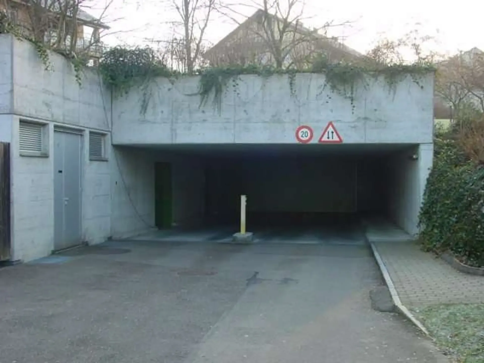 Ihr Parkplatz in der Tiefgarage sicher und trocken !