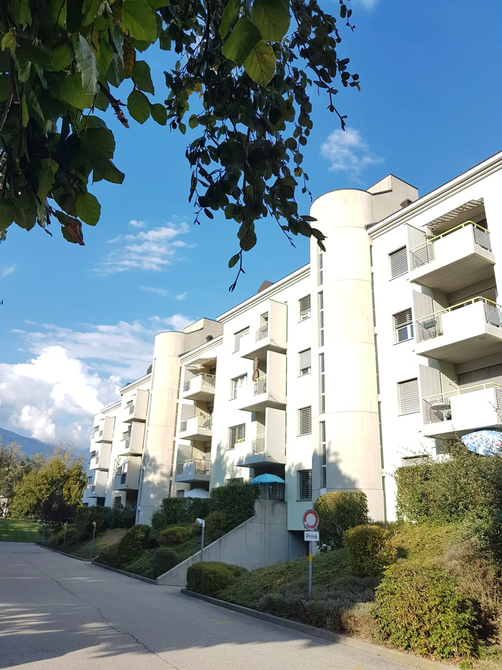 For rent! A 2-room atypical apartment, in duplex, close to Sion Hospital!