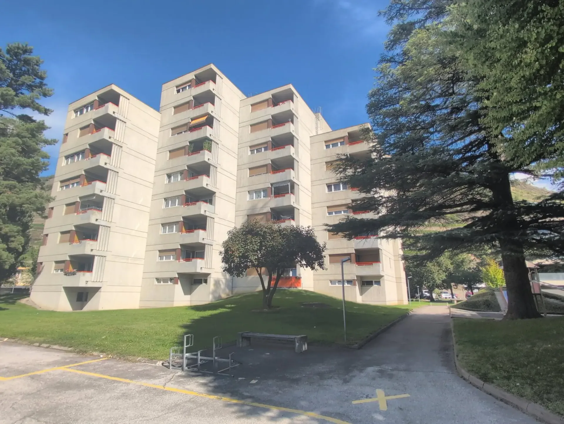 For rent! A spacious 5-room apartment surrounded by greenery, at the western entrance of Sion!