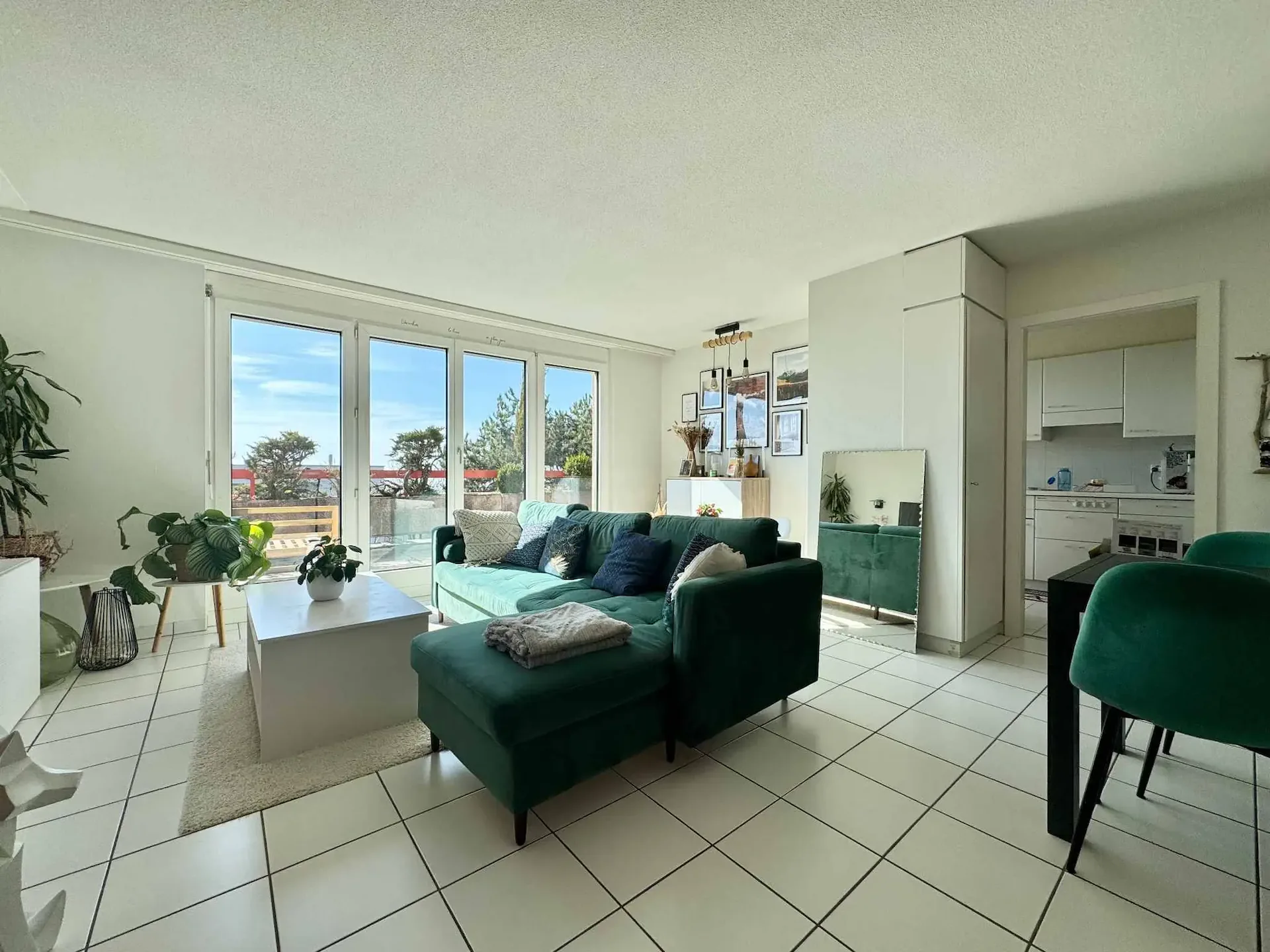 Spacious 2.5-room apartment with a view of the lake