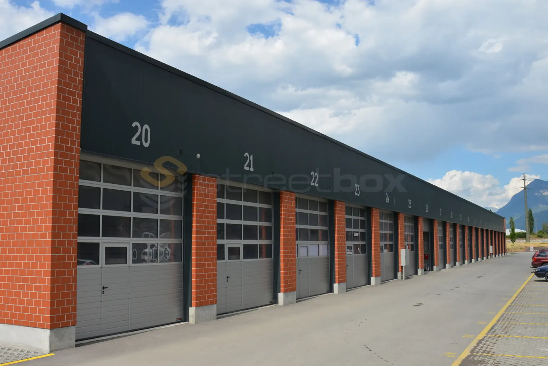 Doppel-Streetbox von 120m2 sehr gut gelegen - 1. Miete angeboten
