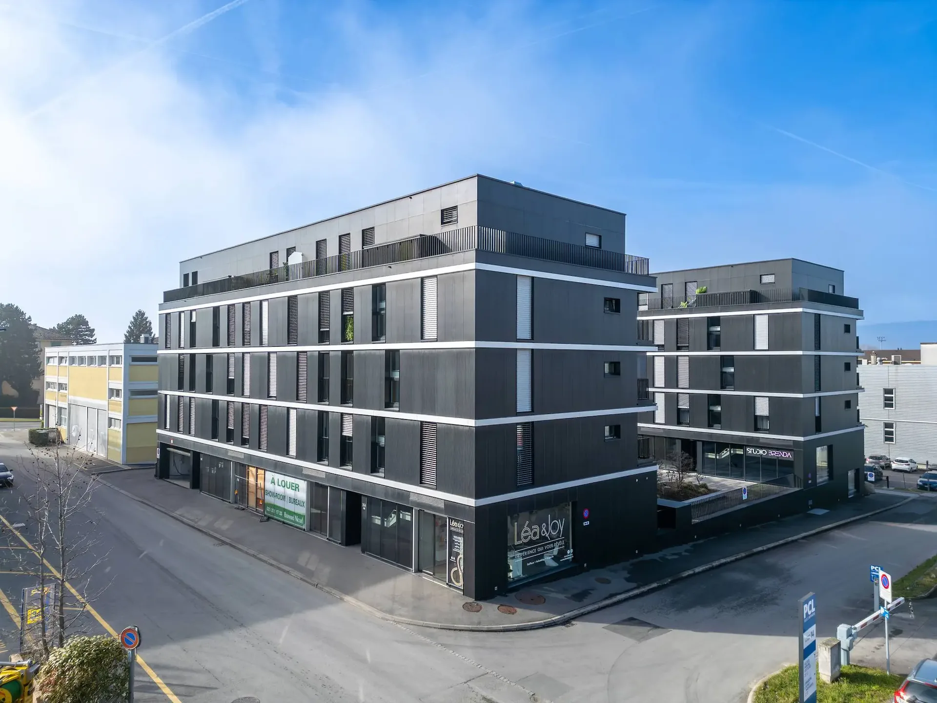 Spacieuse arcade contemporaine de 132 m², adaptée à de multiples activités