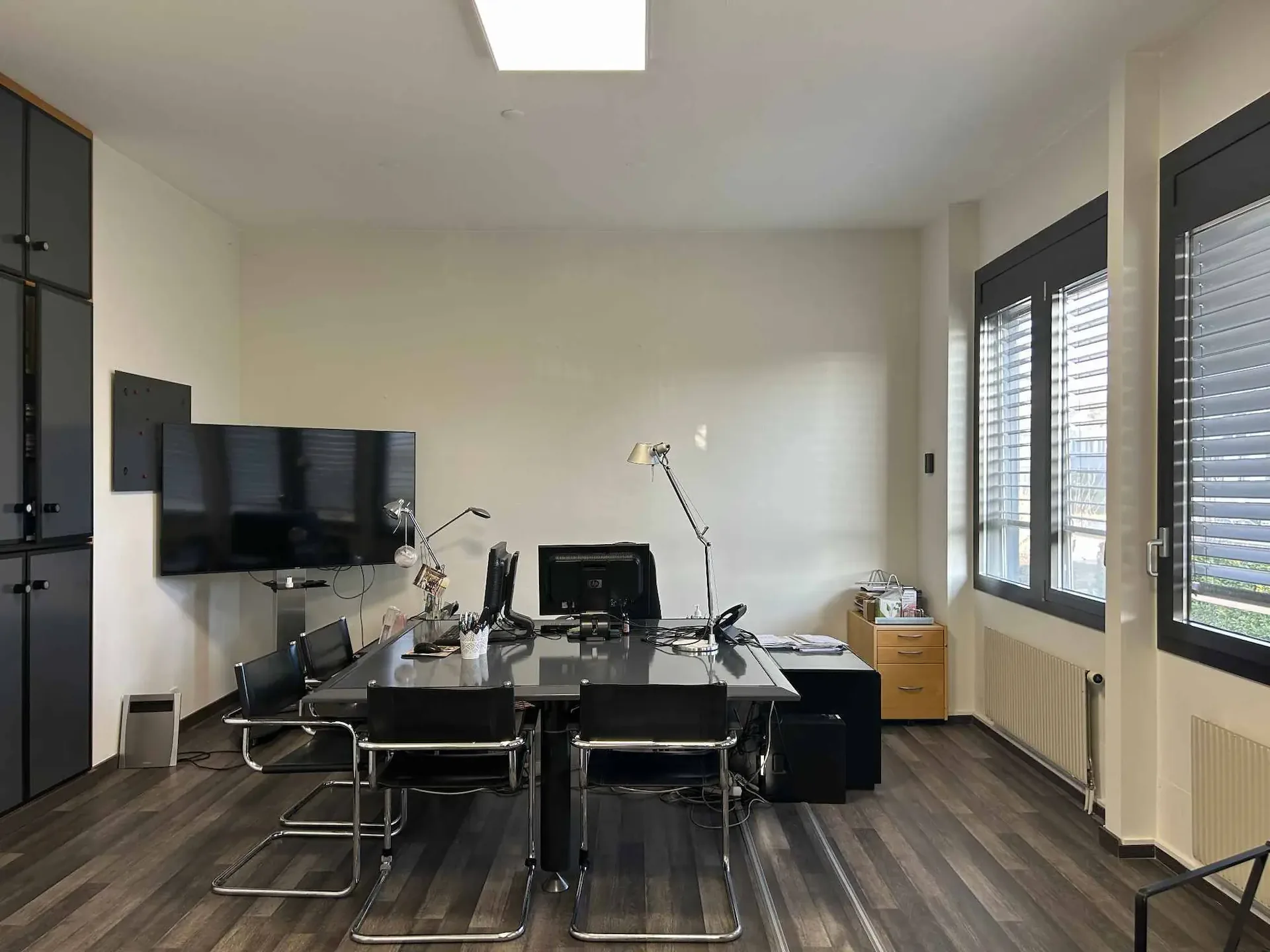 Bürozelten von 28 m2 und 35 m2 renoviert und klimatisiert