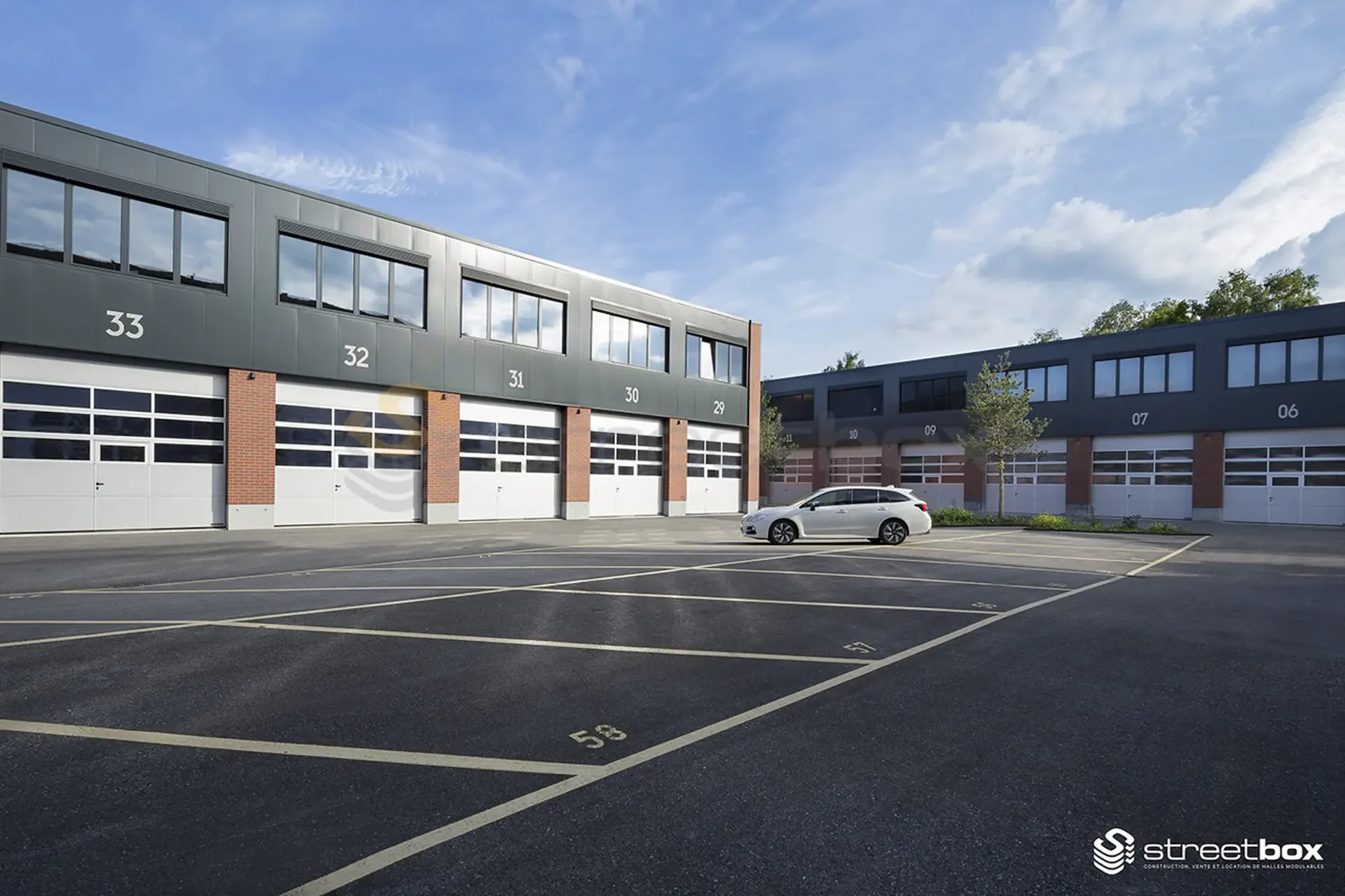 Streetbox of 115 m2 very well located! Box n1 and 2