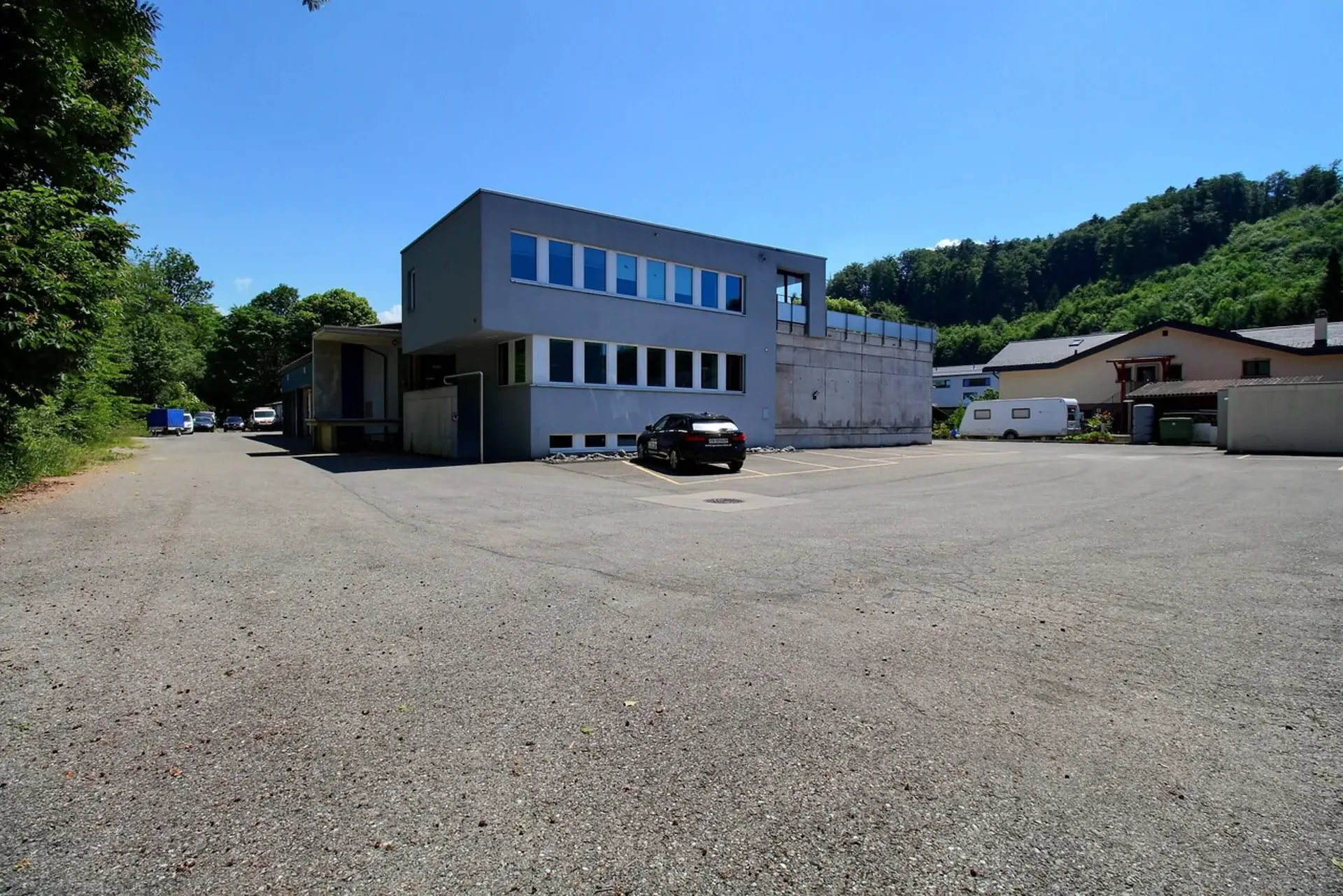 Bâtiment Industriel avec bureaux et appartements