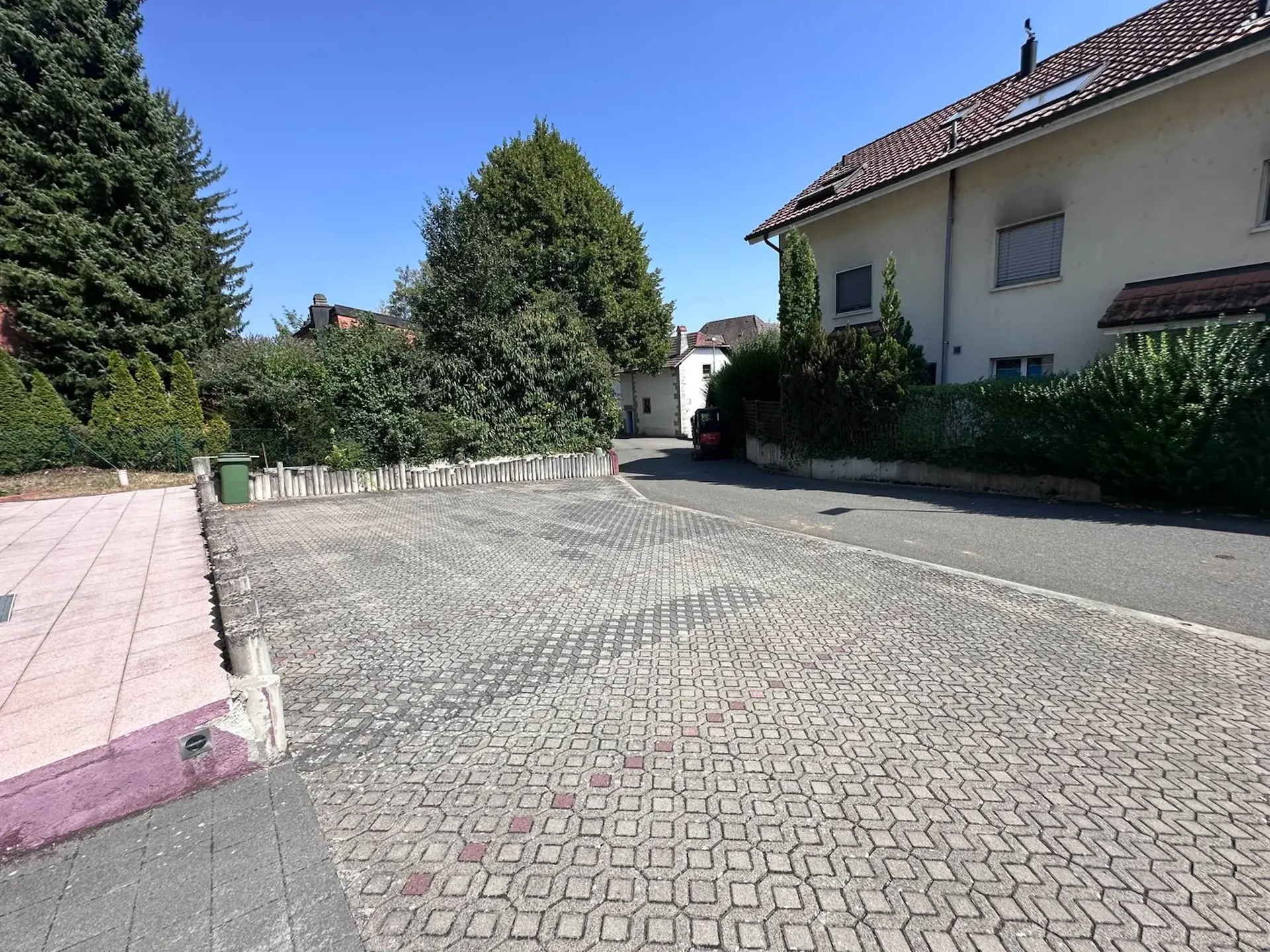 External parking space with optional E-charging station for rent in Lengnau BE