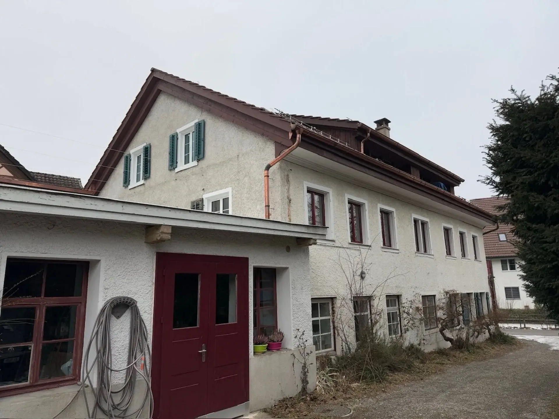 Ampio laboratorio con ufficio e spazio di stoccaggio vicino alla stazione di Stettbach