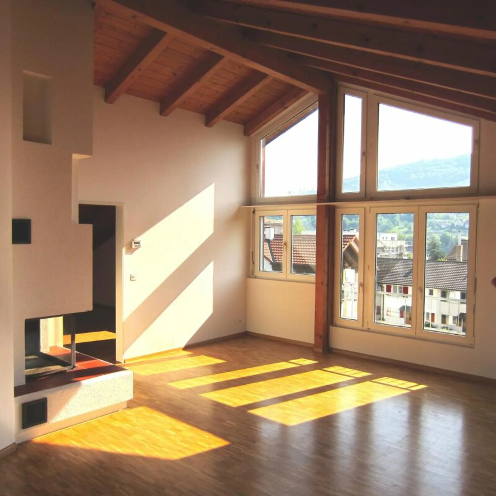 Grand appartement de 3 pièces en mansarde avec tour de lavage privé