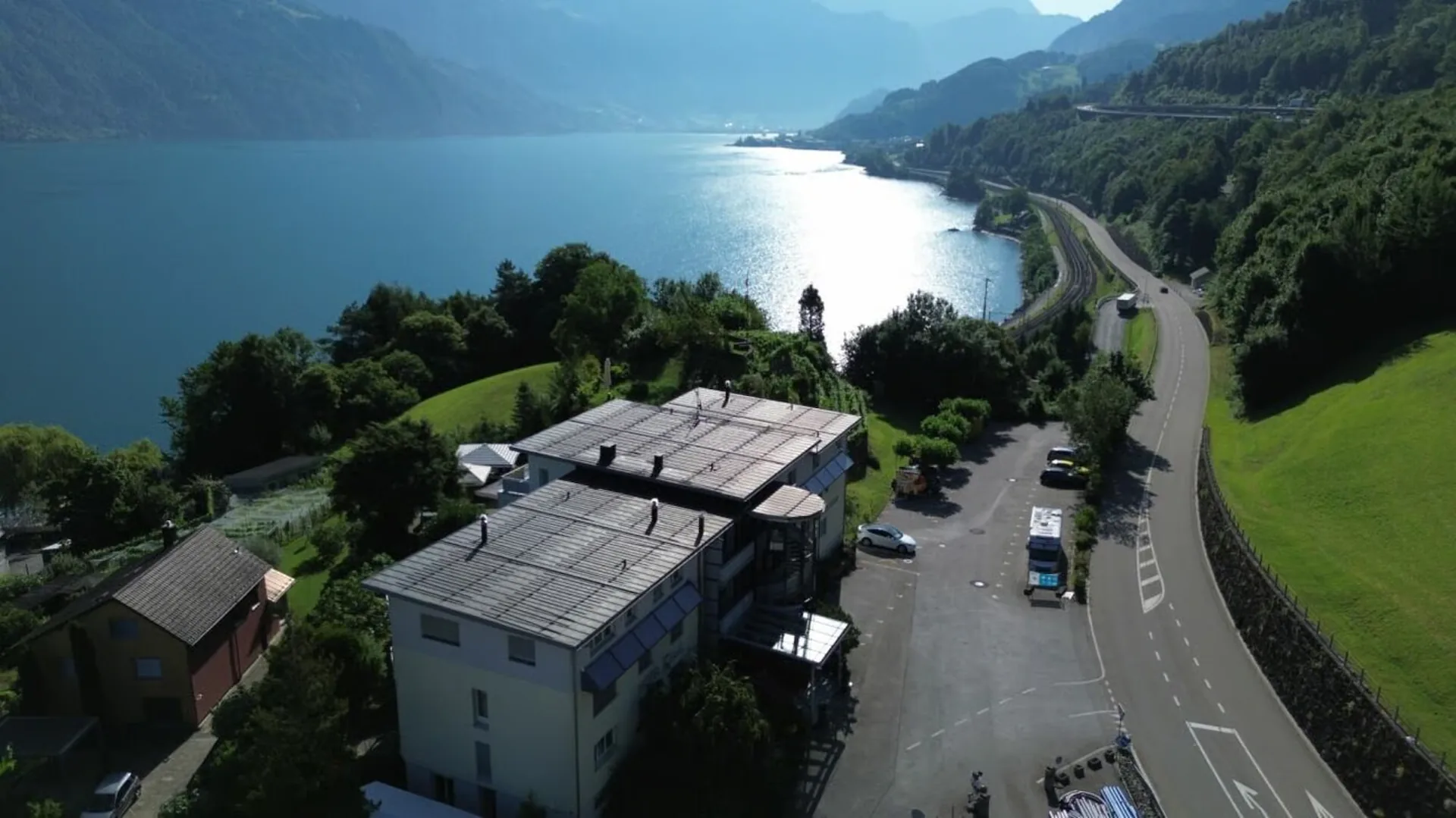 Hotel & Restaurant mit Einliegerwohnungen, Rebberg und Bauland in Premiumlage am Walensee
