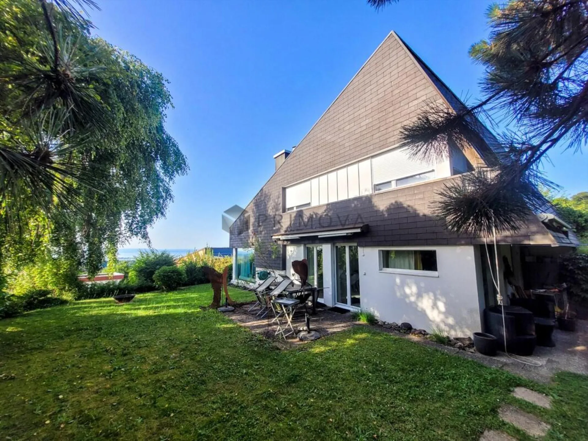 Stylish living with lake view and private garden