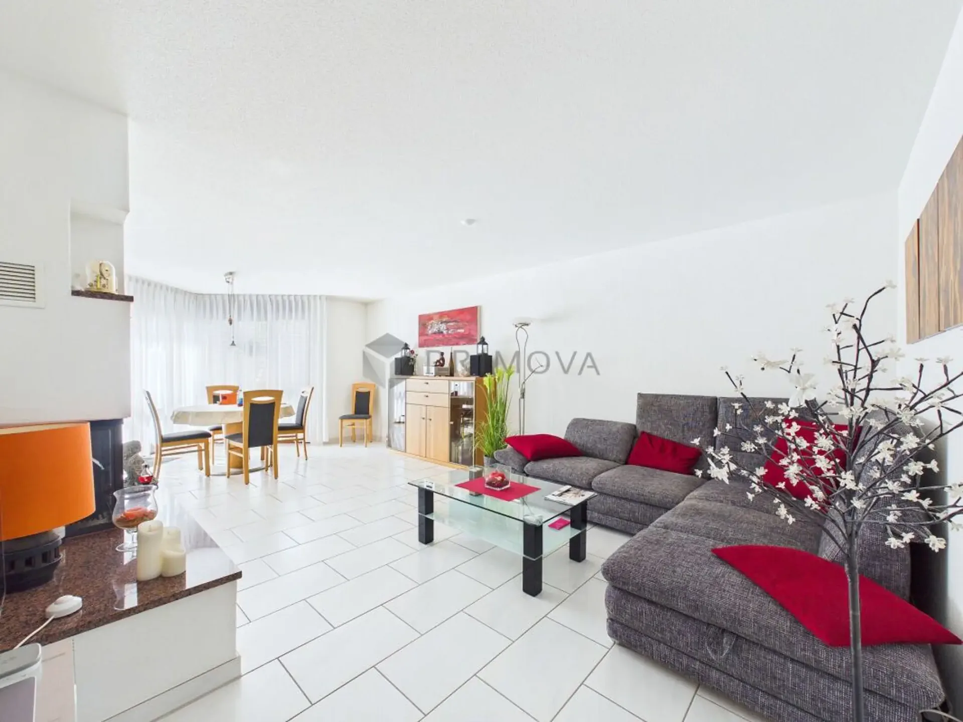 Appartement lumineux 3.5 pièces avec cheminée et balcon dans un quartier calme