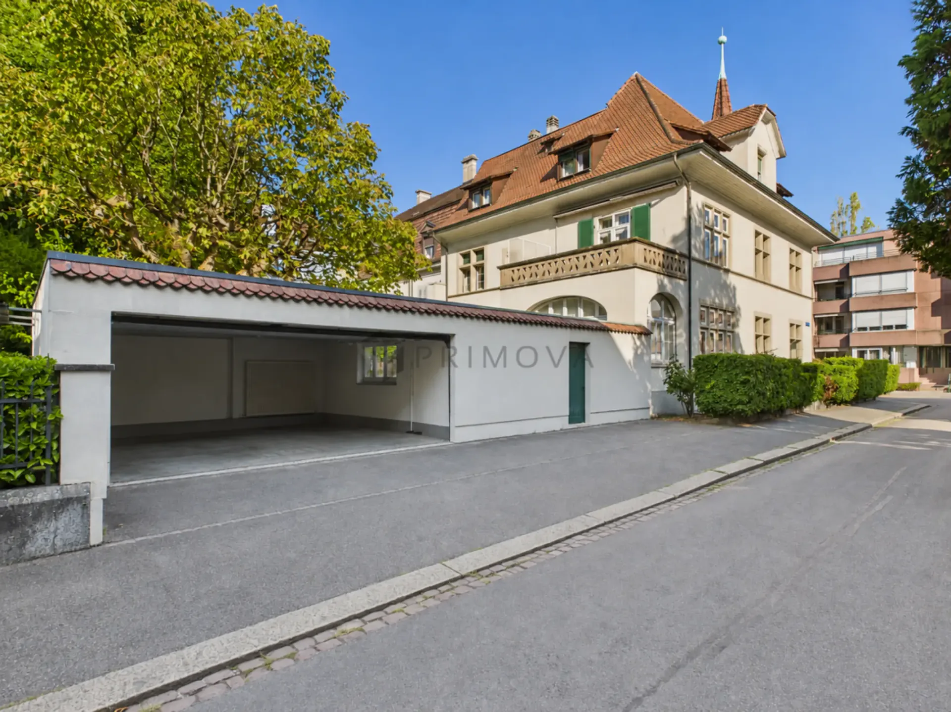 Un morceau d'histoire contemporaine de Bâle : Palais de ville unique avec piscine et sauna