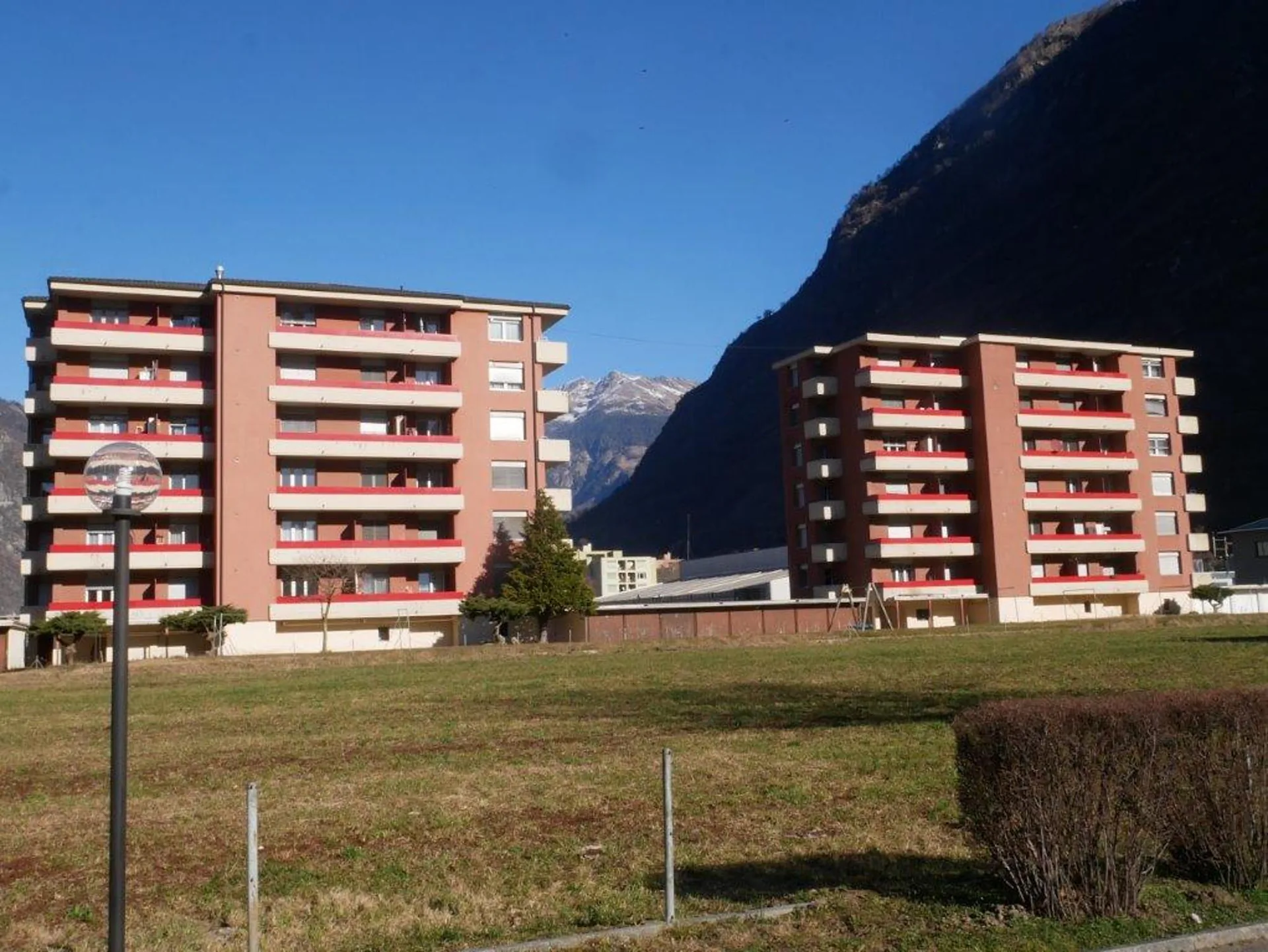 Appartement moderne 3.5 pièces avec balcon et vue panoramique à Biasca
