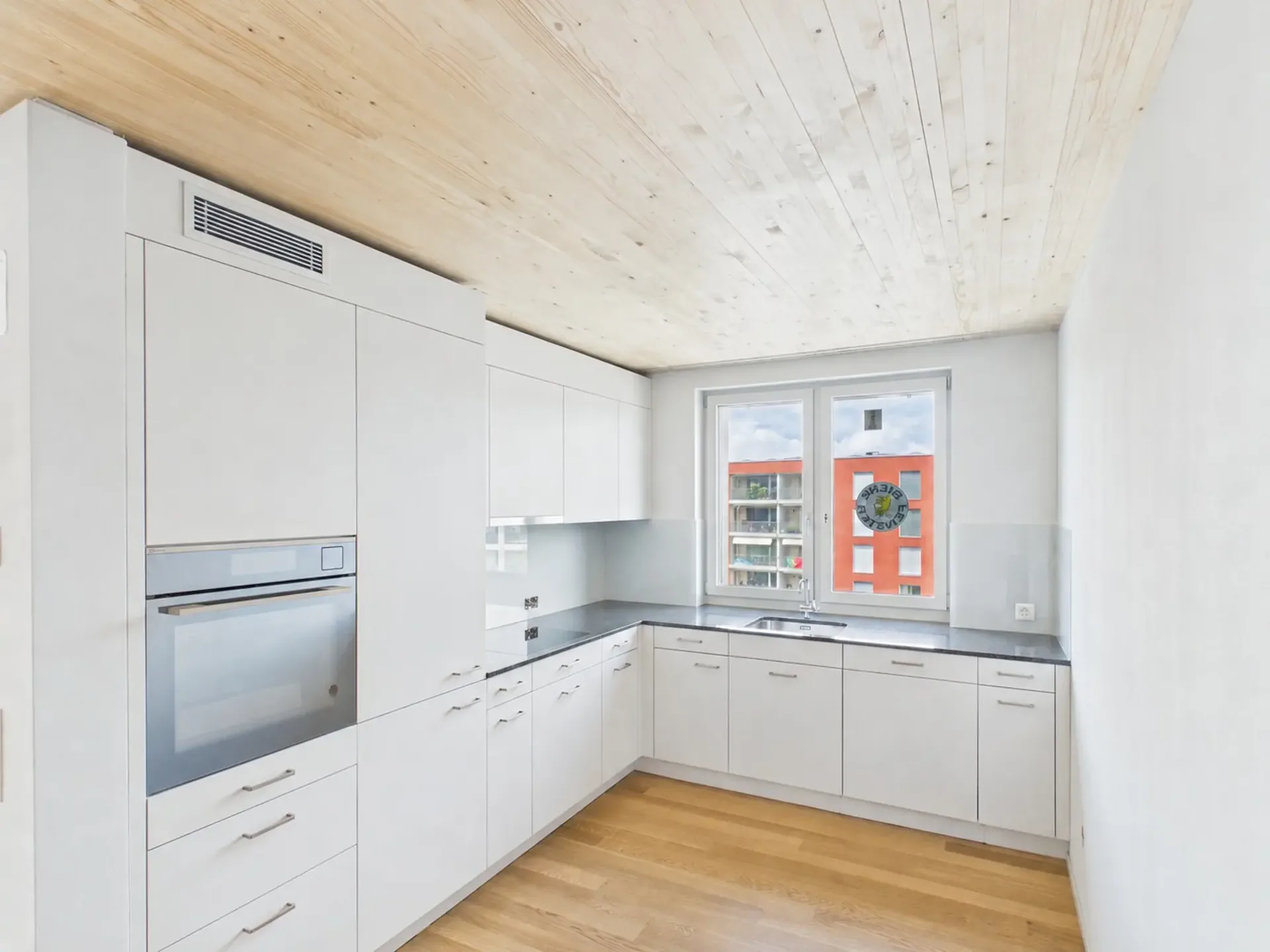 Sonnige Tage, angenehm kühle Wohnung - moderne 2.5-Zimmer-Neubauwohnung